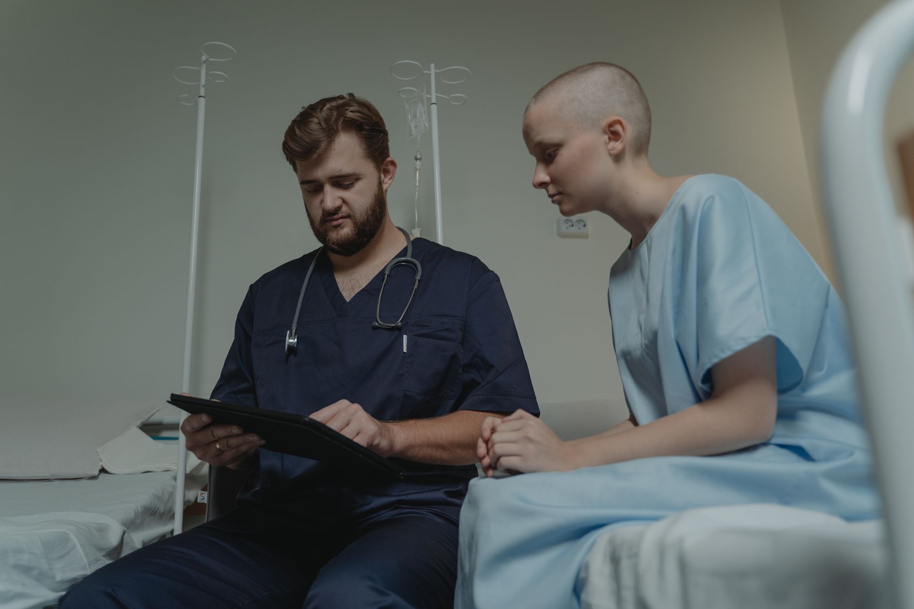 Enfermeira cuidando de paciente em hospital de Maine
