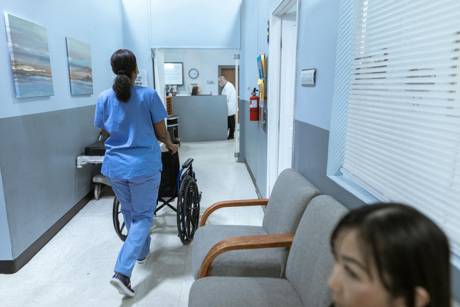 Enfermeira brasileira trabalhando em hospital nos Estados Unidos