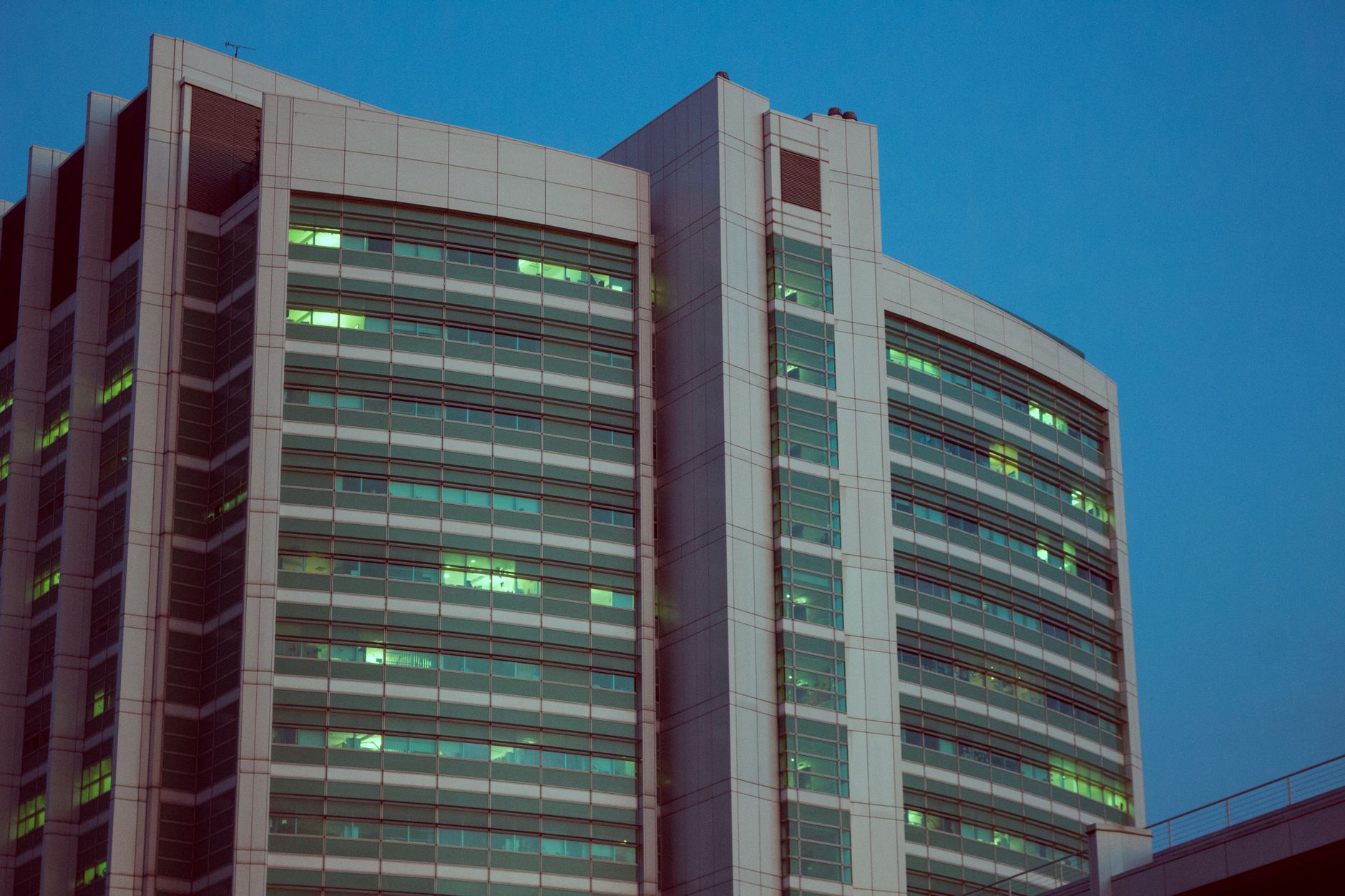 Fachada de hospital moderno em New Jersey