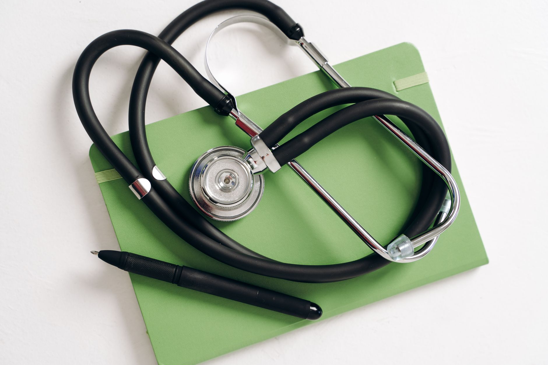 Enfermeira estudando para o NCLEX com livros e anotações
