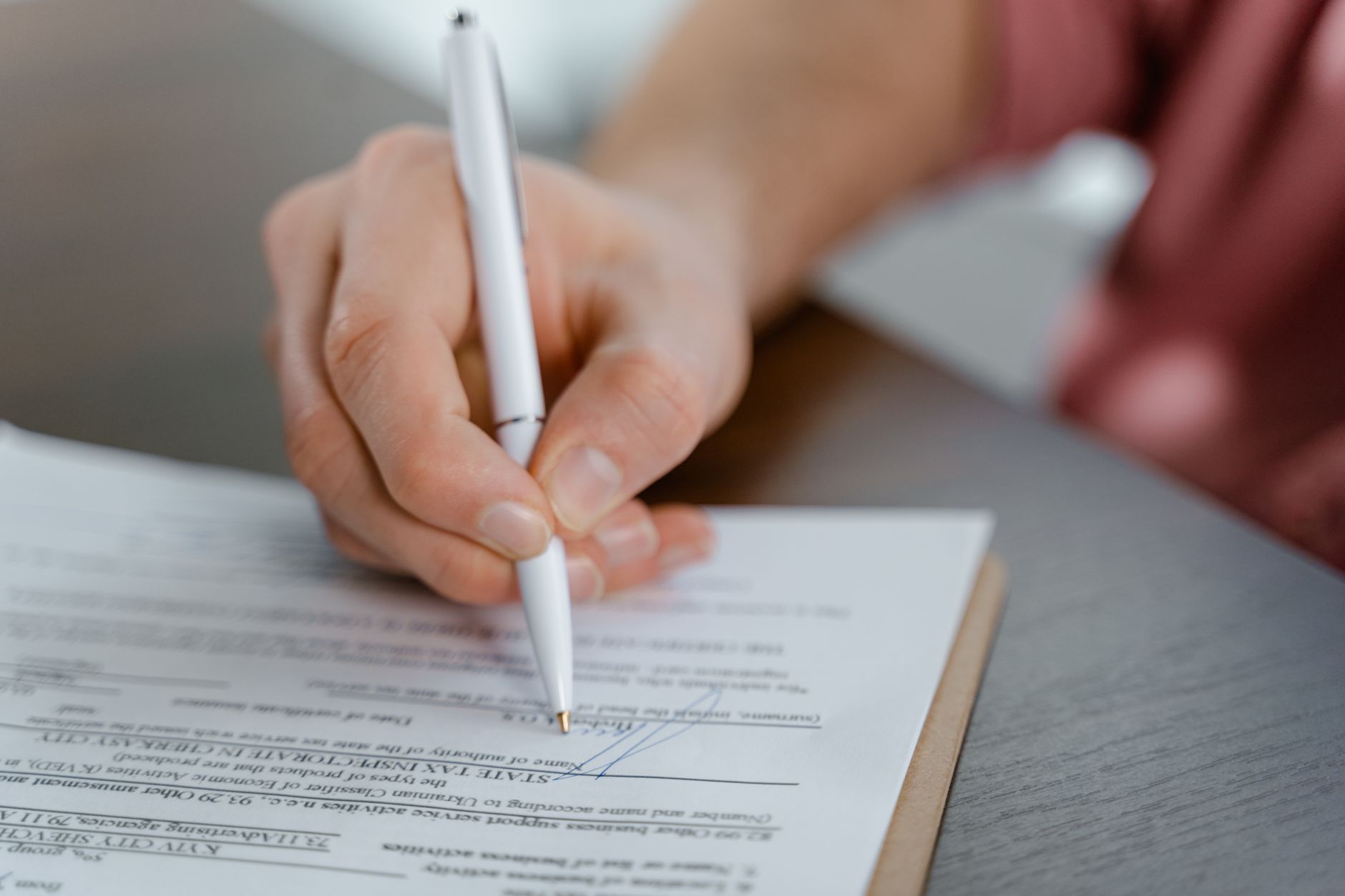 Enfermeira assinando contrato de trabalho nos EUA