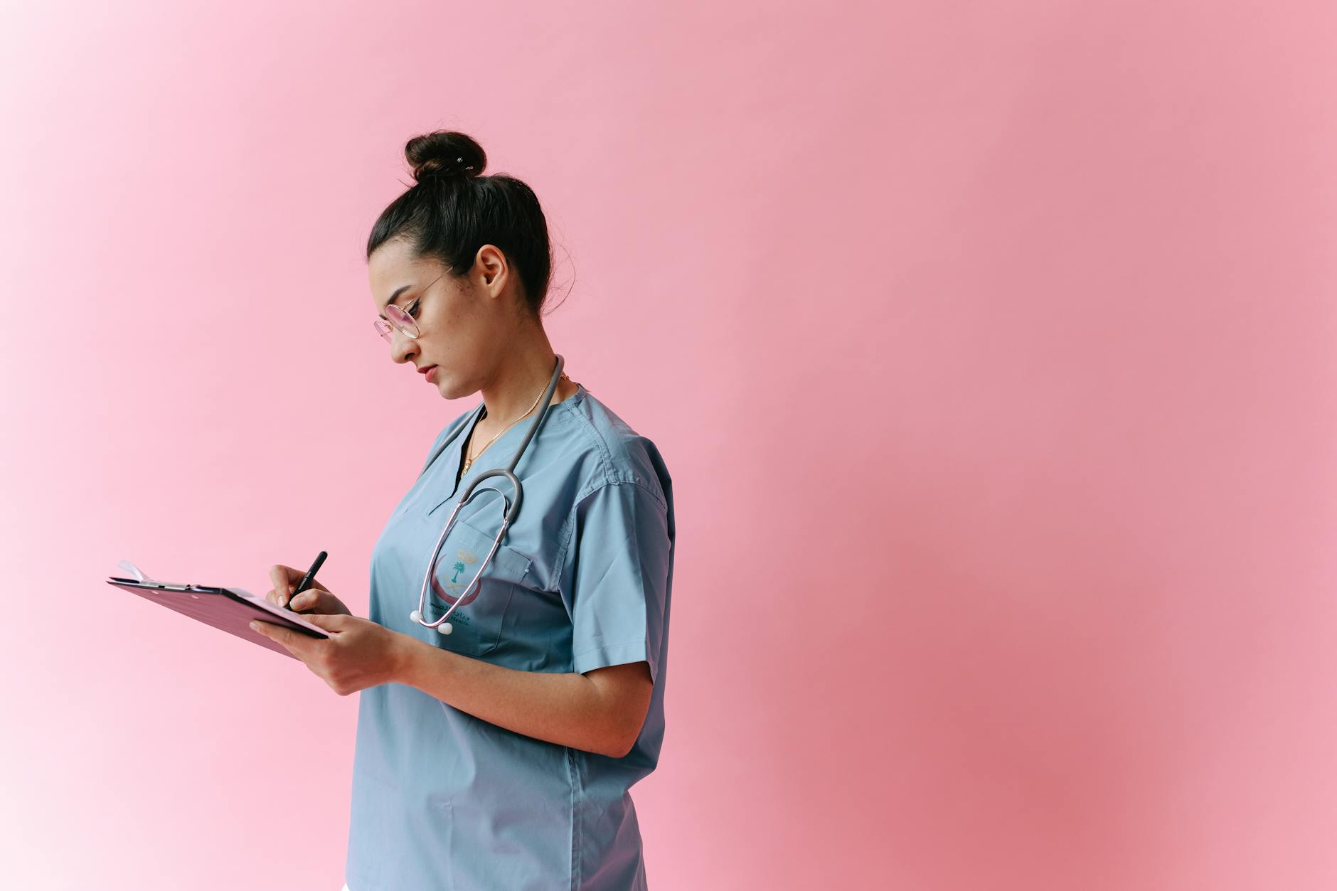 Enfermeira brasileira estudando para o NCLEX