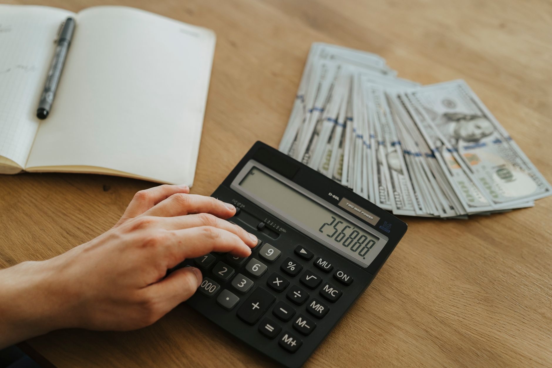 Calculadora de custos em um laptop