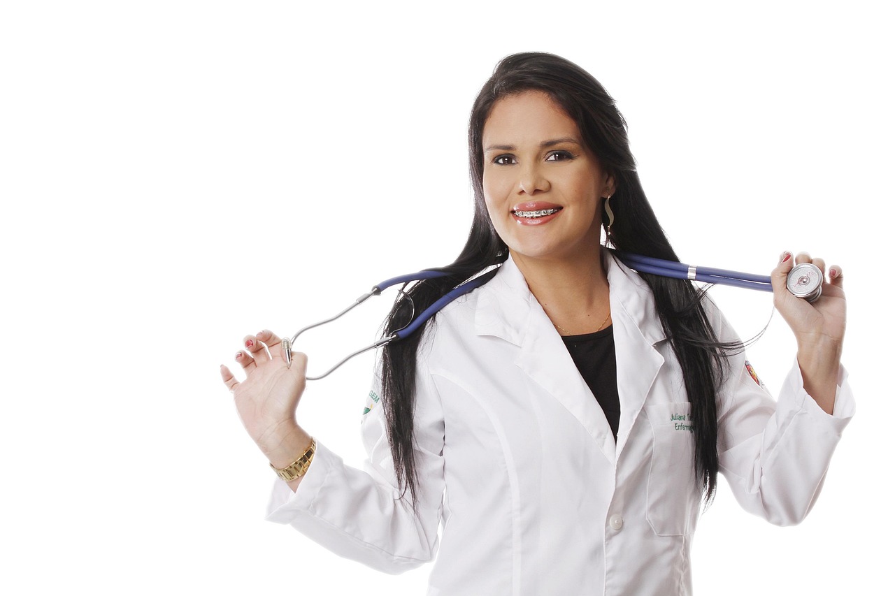 Enfermeira brasileira estudando para o NCLEX com livros em Kentucky
