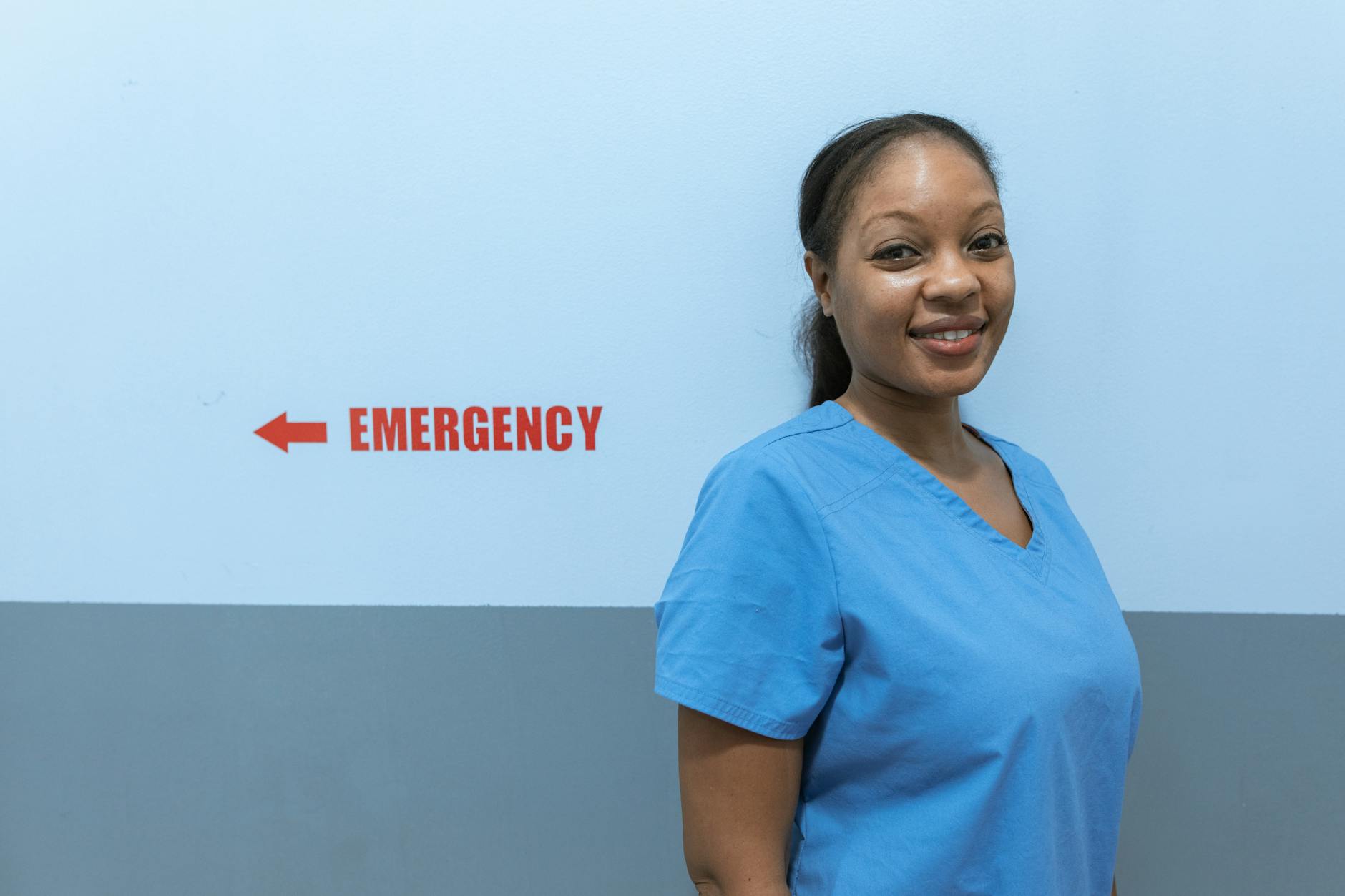 Enfermeira atendendo paciente em hospital de Maine