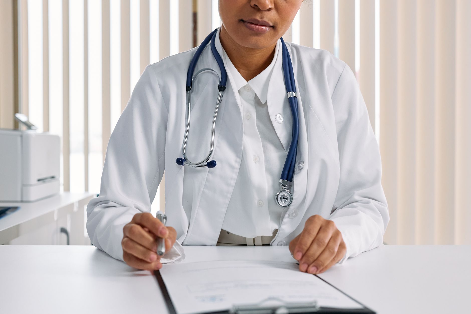 Enfermeira brasileira estudando para a prova NCLEX nos EUA
