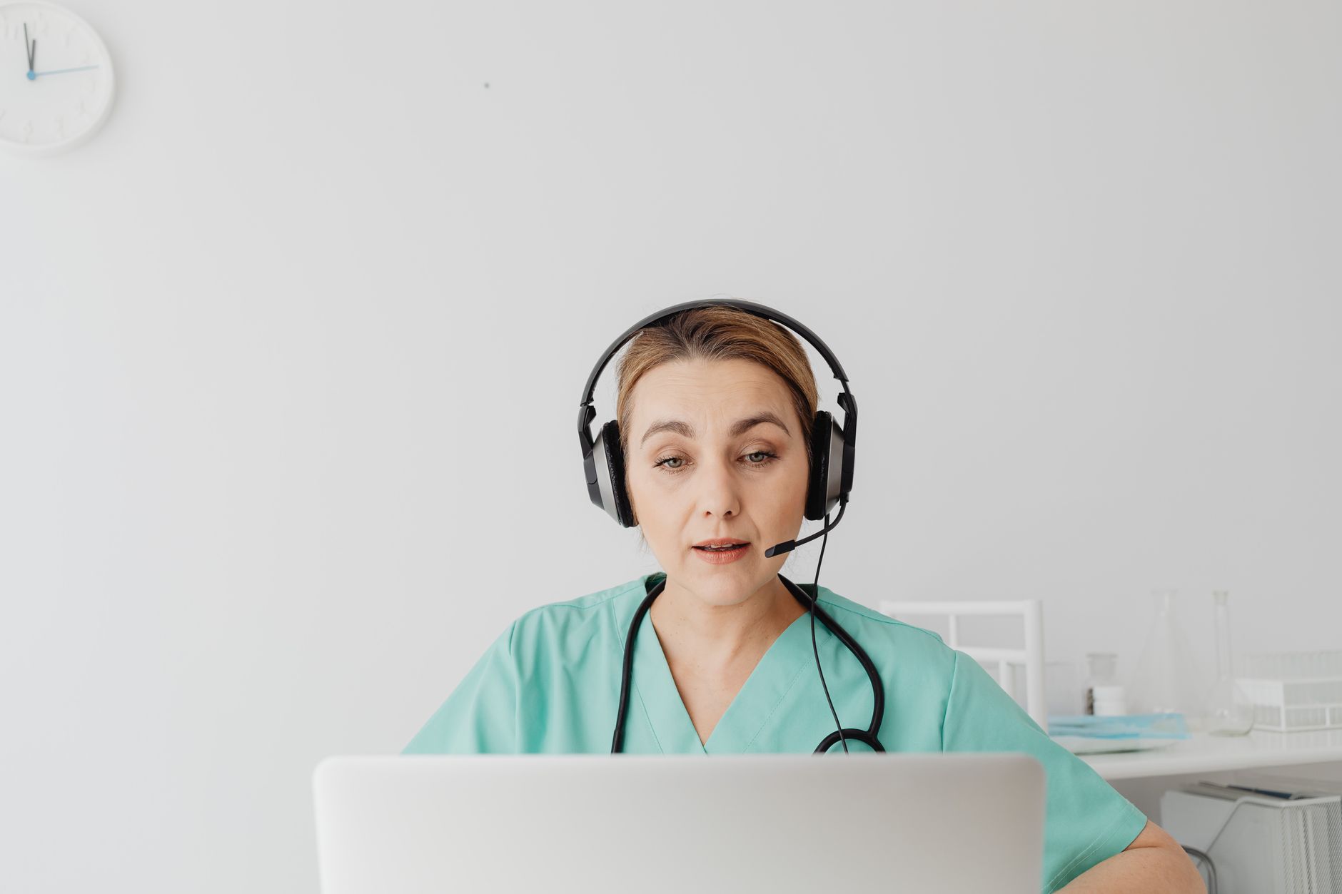 Enfermeira em entrevista de emprego em hospital americano