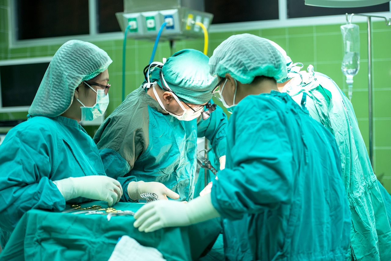 Enfermeiras trabalhando em equipe em hospital nos EUA