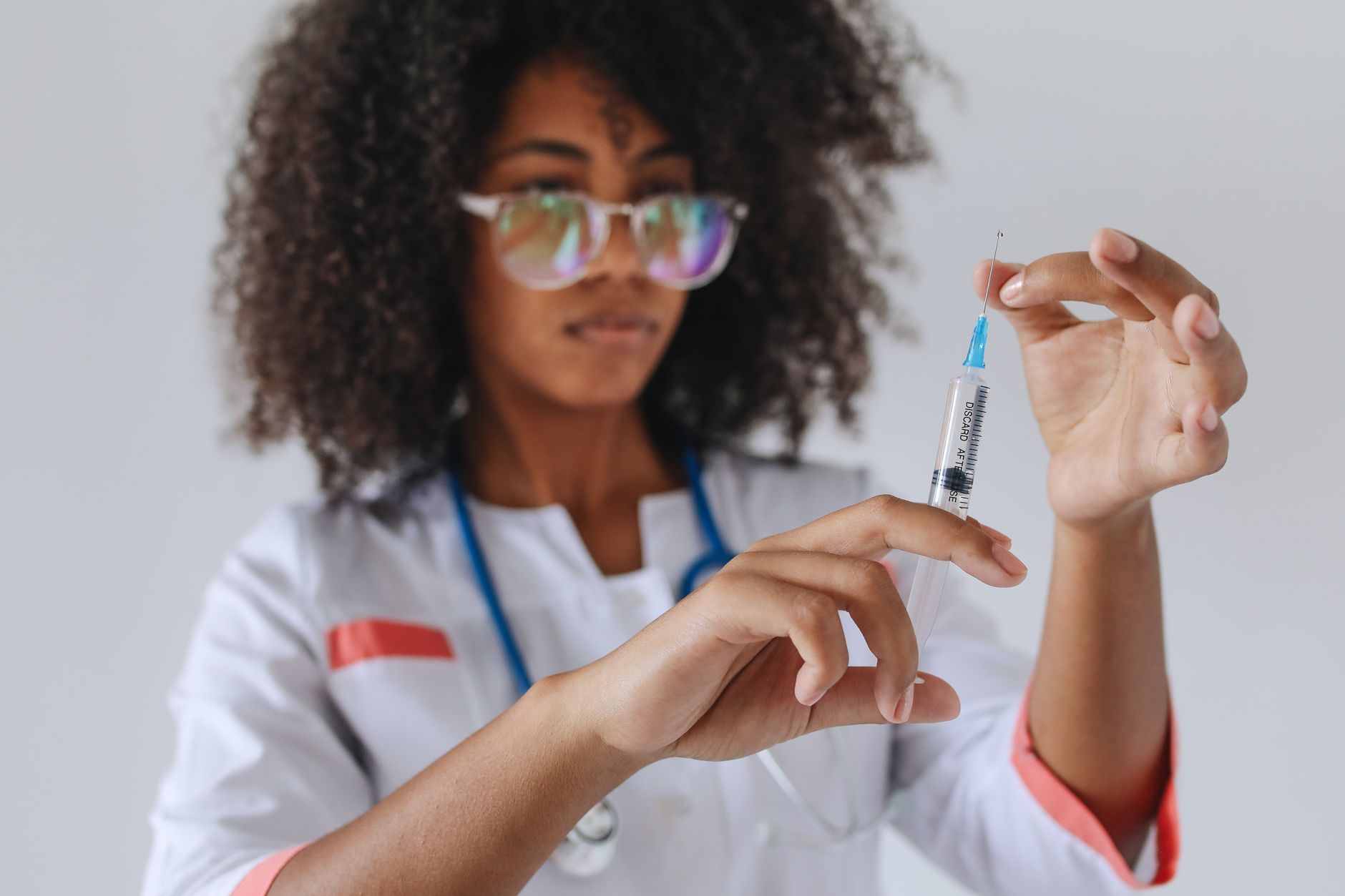 Enfermeira brasileira preenchendo formulário de aplicação do Board of Nursing da Carolina do Norte