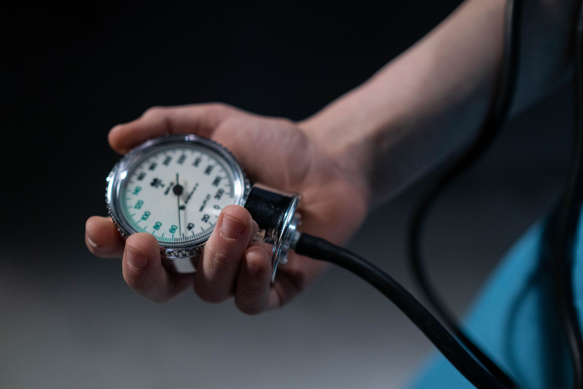 Enfermeira verificando os sinais vitais de paciente em hospital americano
