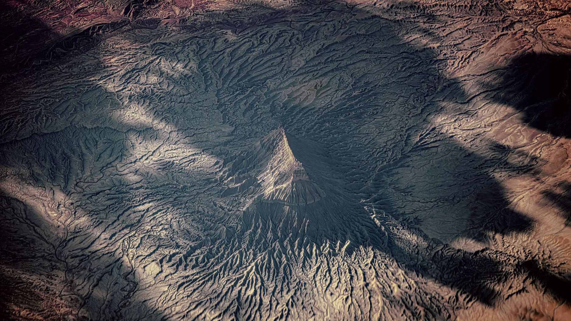 Hospital moderno no Novo México com paisagem desértica ao fundo