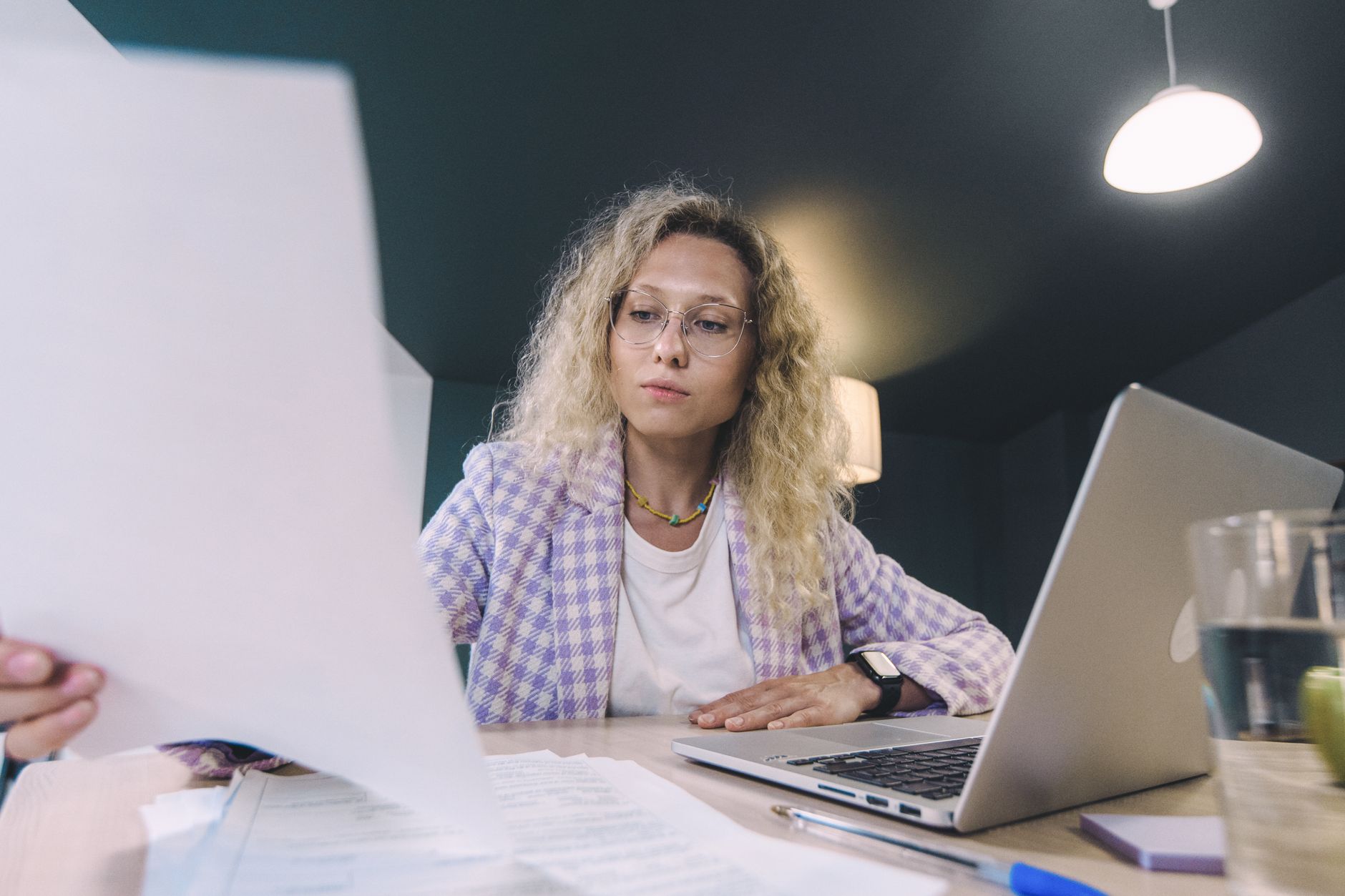 Enfermeira revisando documentos no computador para validação de diploma
