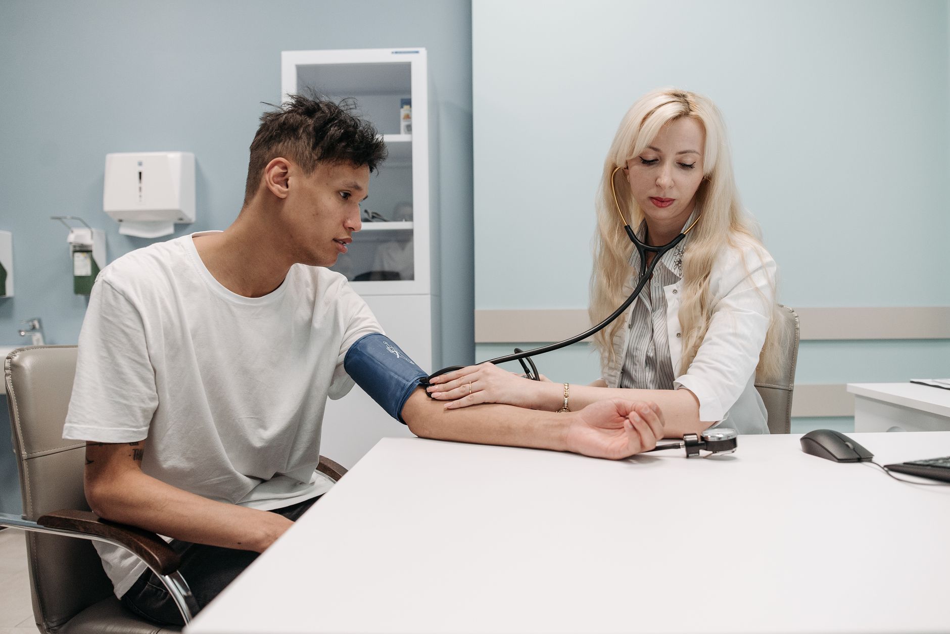 Enfermeira verificando paciente no hospital