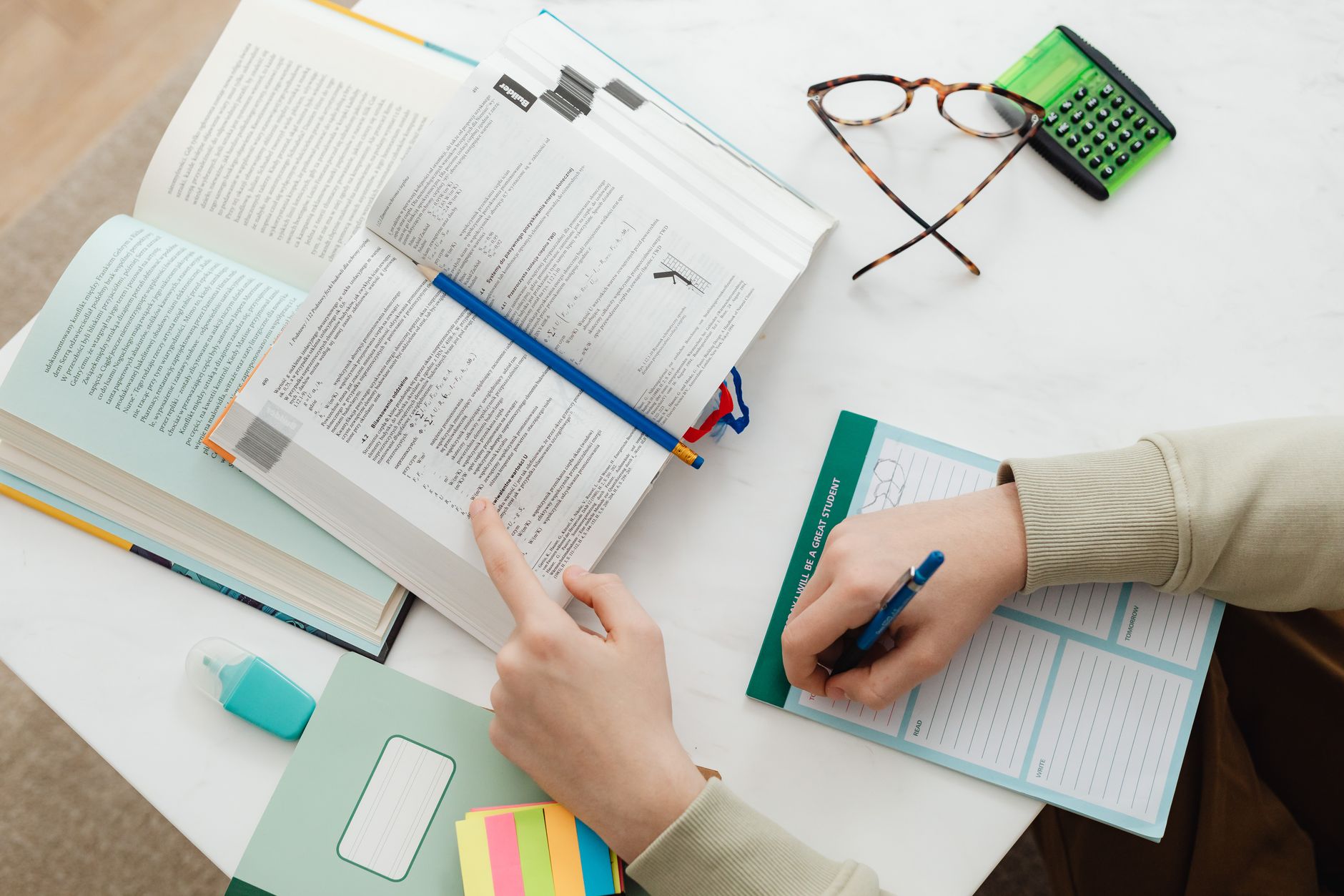 Enfermeira brasileira estudando para o NCLEX com materiais especializados