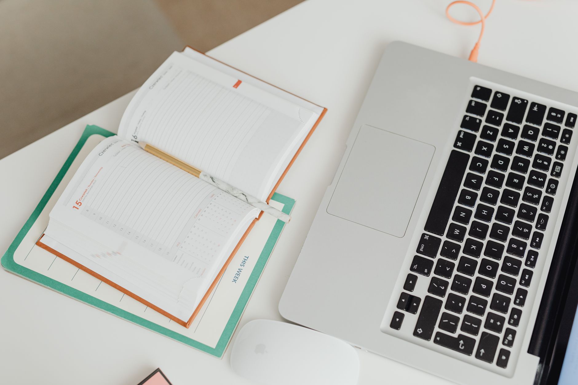 Agendamento de reunião online com calendário e chat de suporte