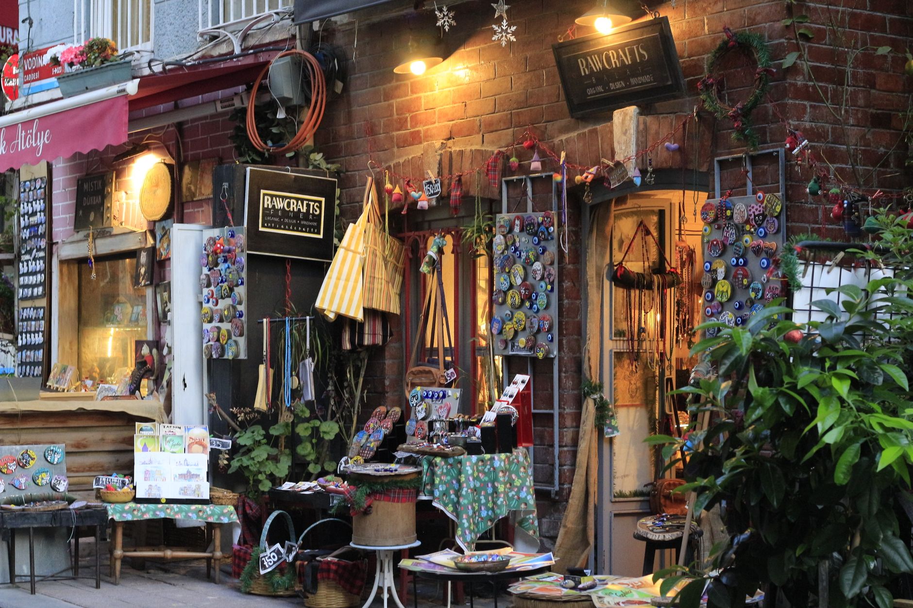 A vibrant Istanbul craft shop featuring colorful souvenirs and local products.