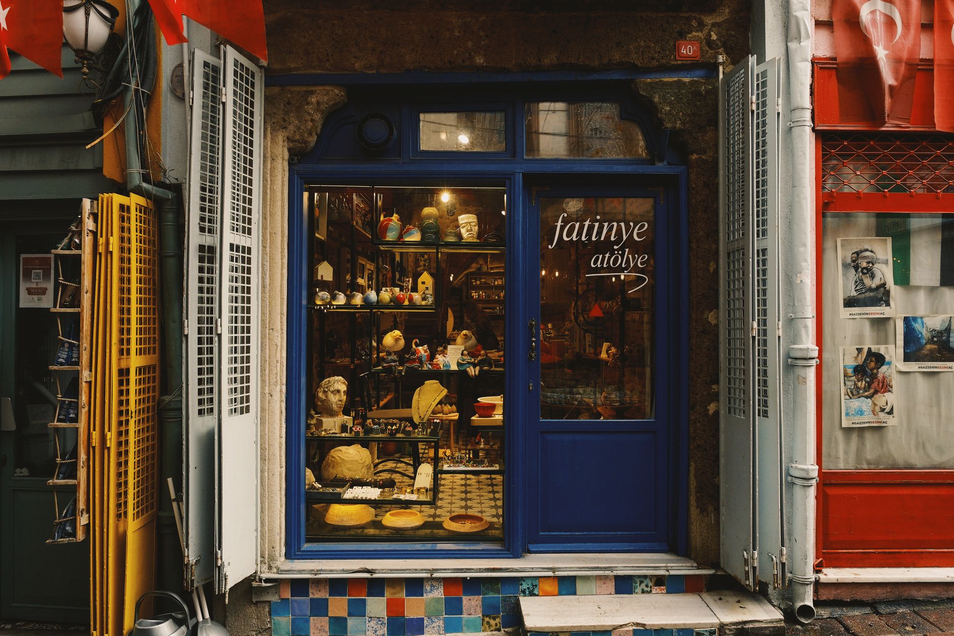 Explore the warm allure of an İstanbul artisanal shopfront filled with eclectic decor and Turkish charm.