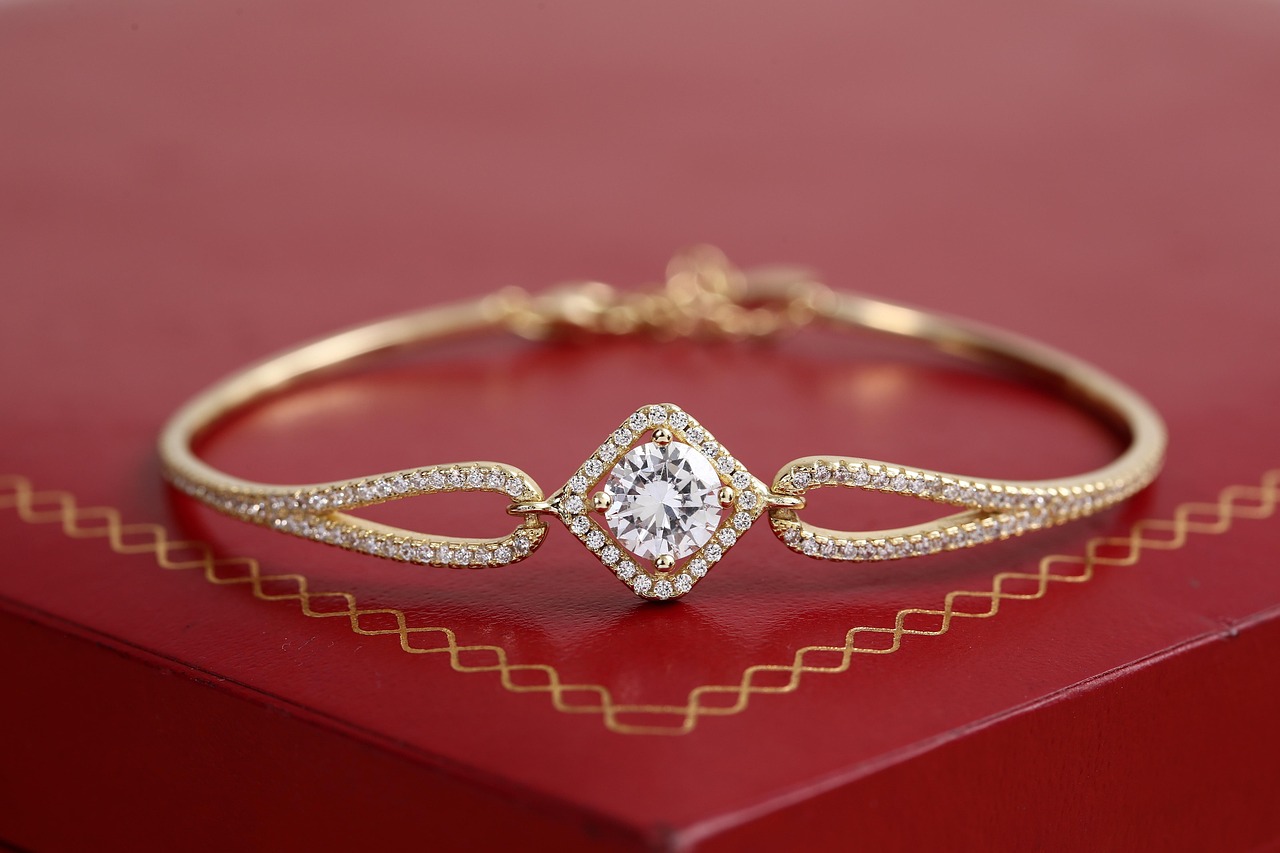 gold jewelry, bracelet jewelry, gold bracelet, diamond, red background, gold bangles, high-end jewelry, gold and diamonds, gold jewelry, gold jewelry, gold jewelry, gold jewelry, gold jewelry, gold bracelet