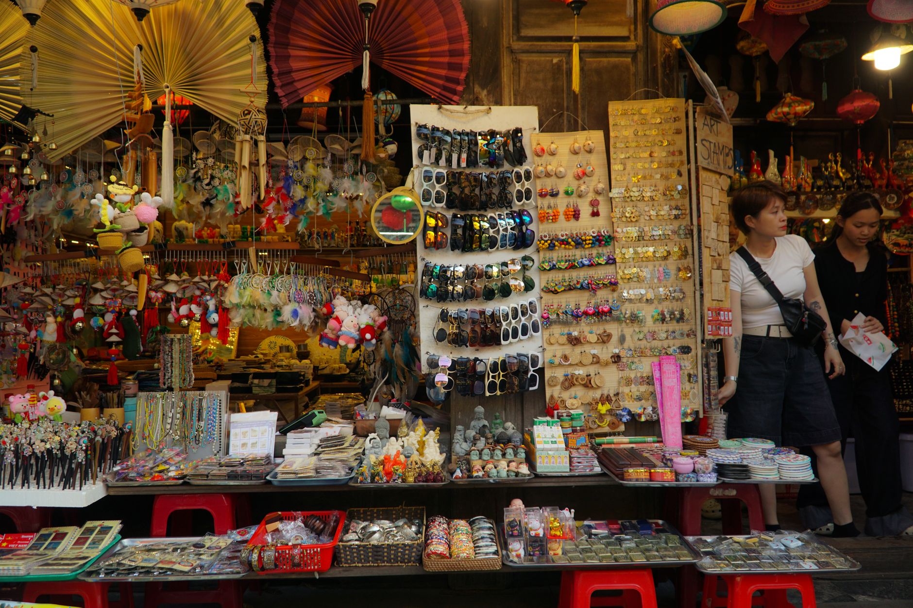 Ambiente organizado para venda de semijoias em casa