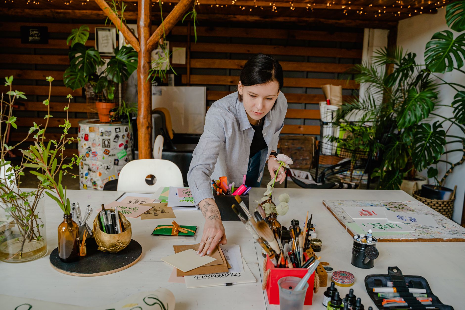 Mulher organizando semijoias em mesa de trabalho