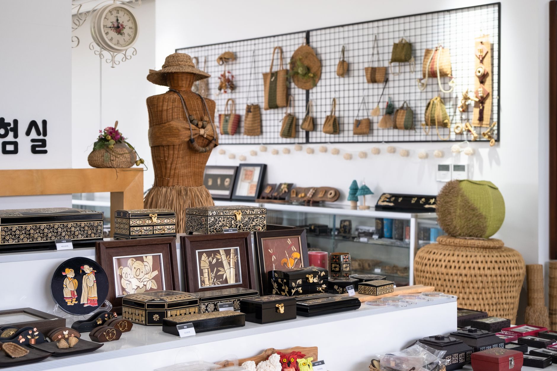 Coleção de semijóias banhadas a ouro em exposição