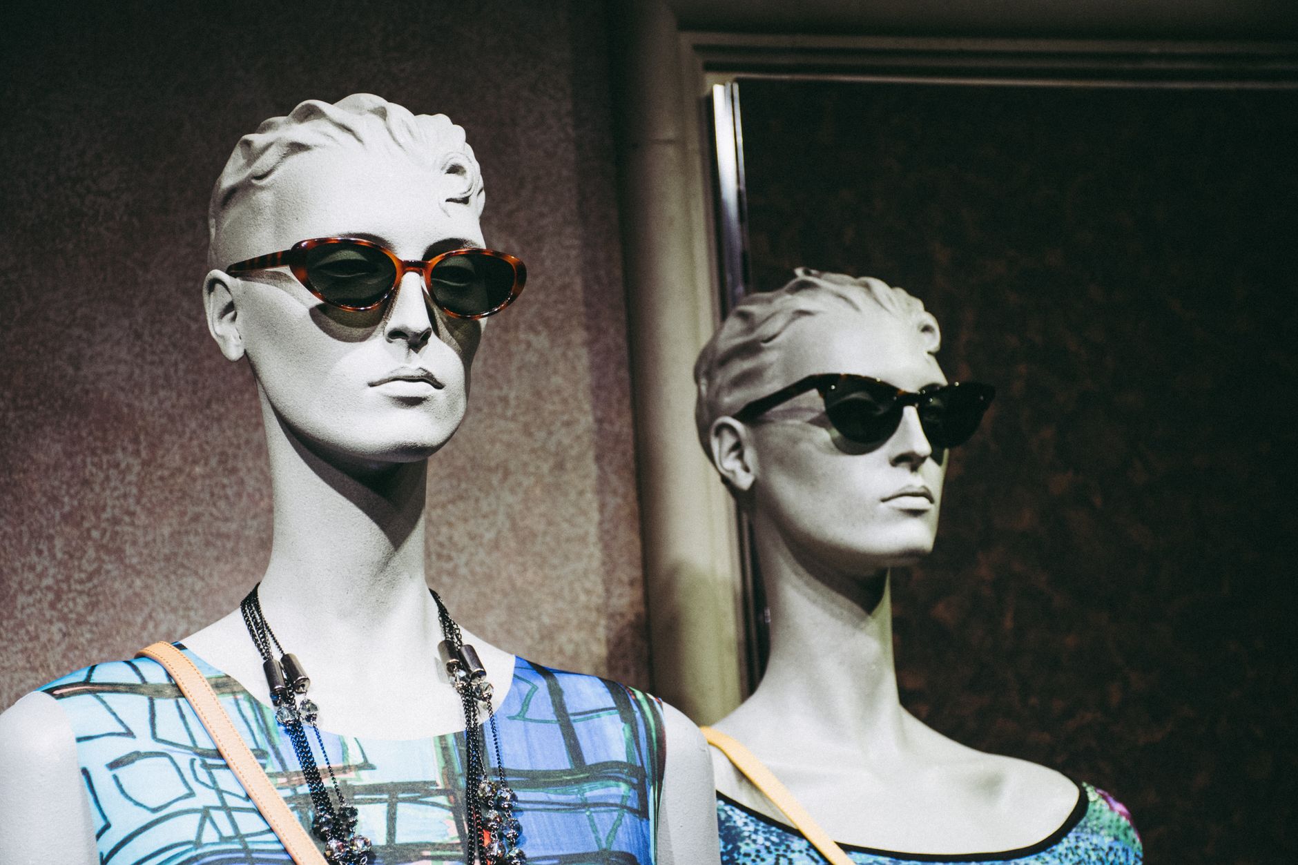 Comparação visual entre semijoias banhadas a ouro e folheadas