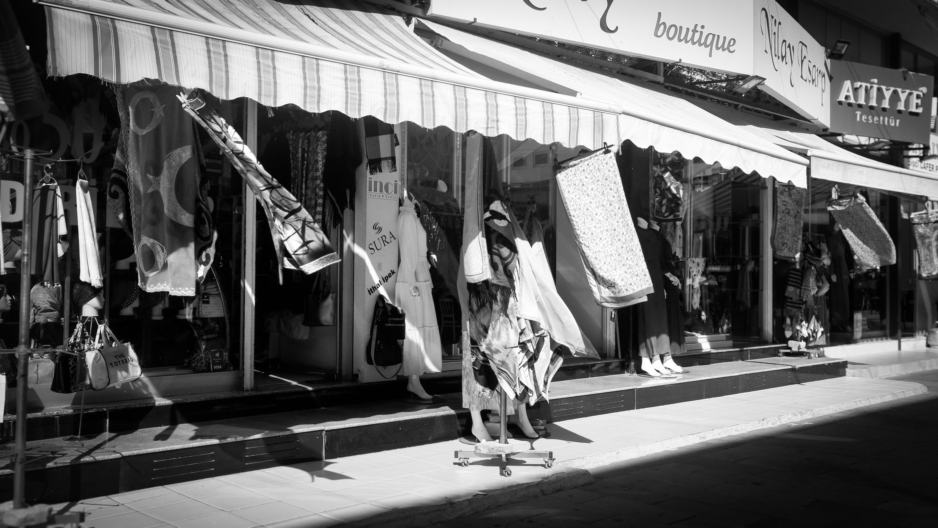 Mostruário de semijoias com peças da moda em 2026