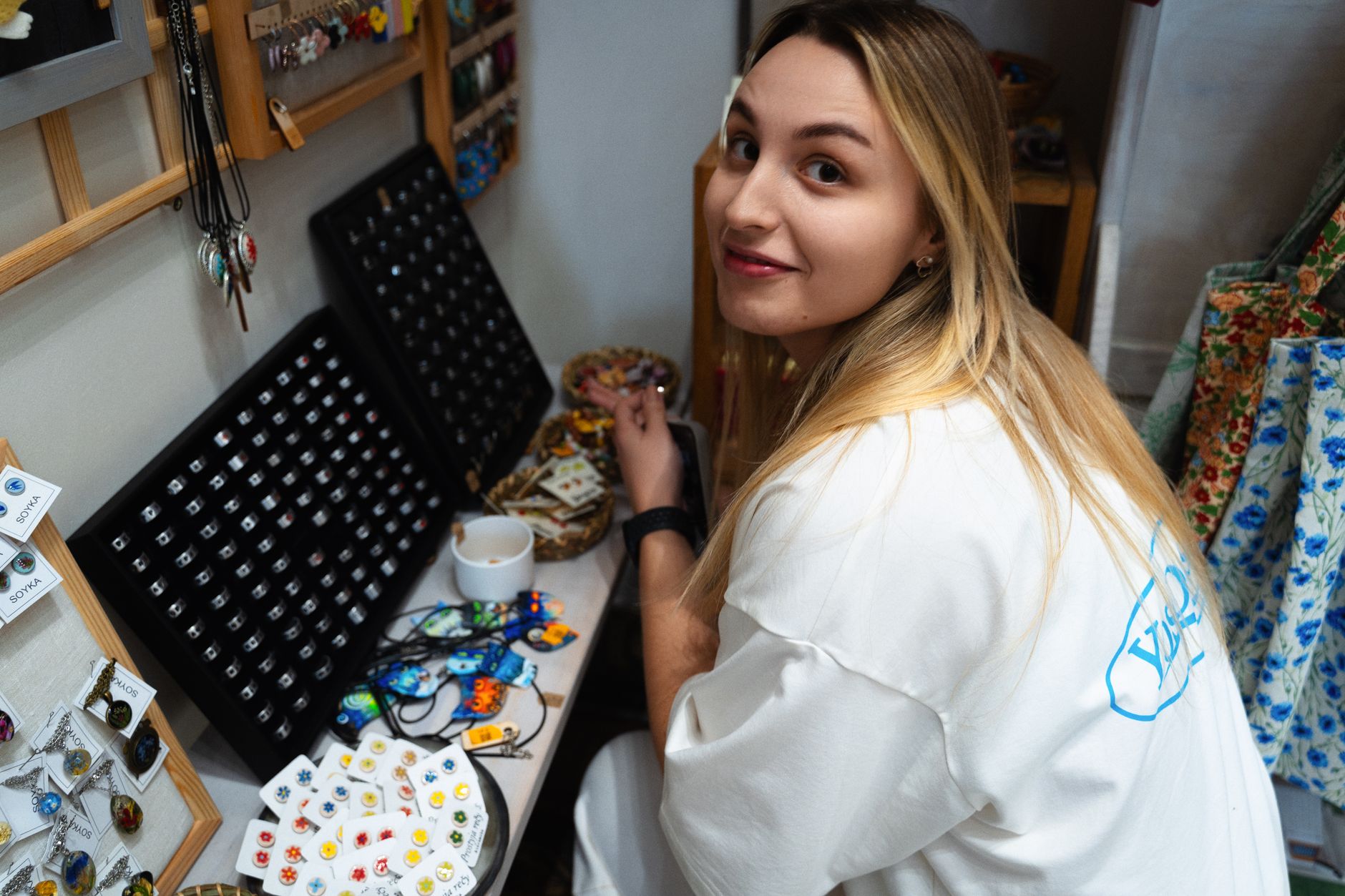 Profissional ensinando cuidados com semijoias