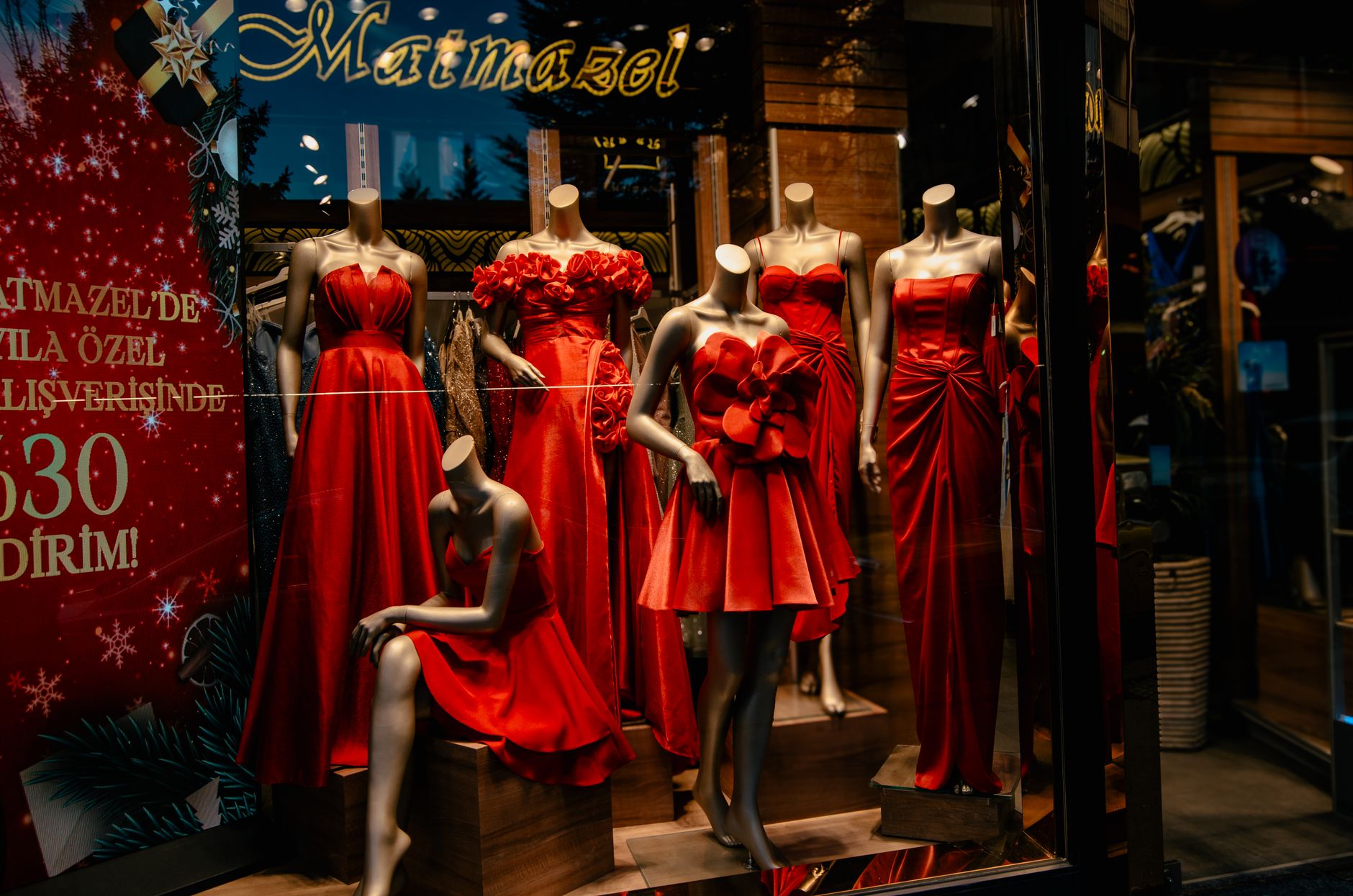 Revendedora abrindo maleta de semijoias Brilhuz