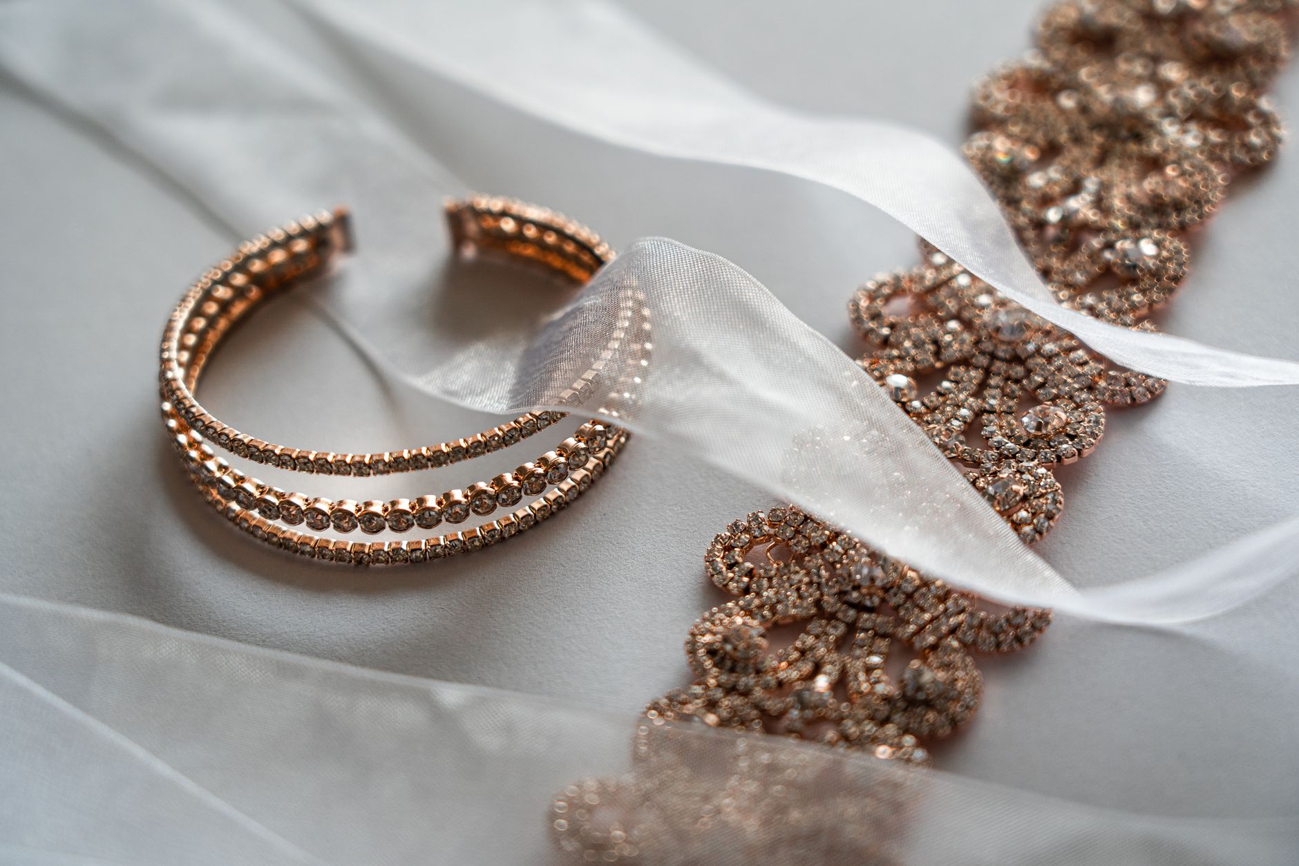 Detalhe de colar com pedras naturais em banho de ouro 18k