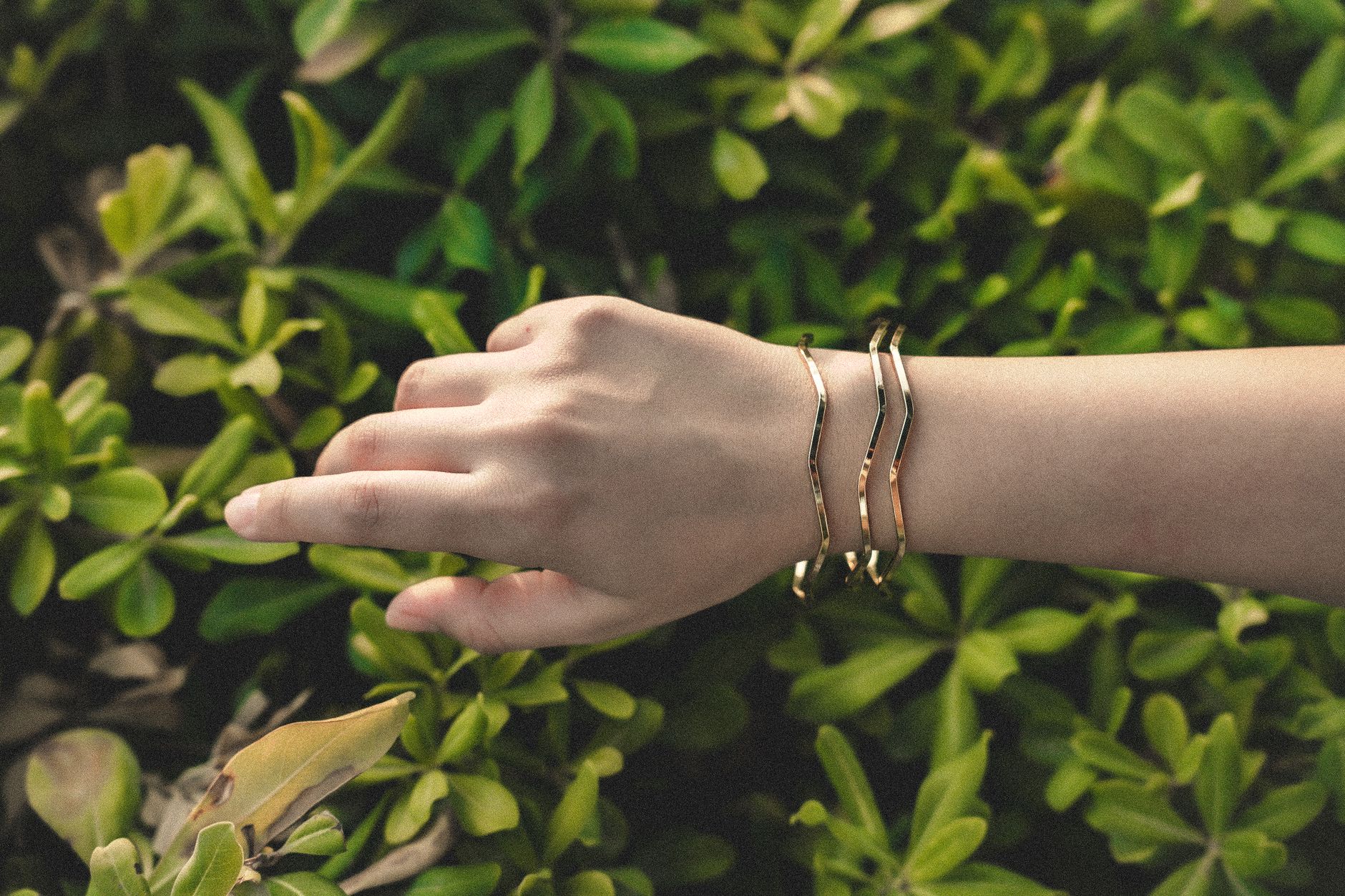 Close-up do detalhe em ouro 18k de um choker premium
