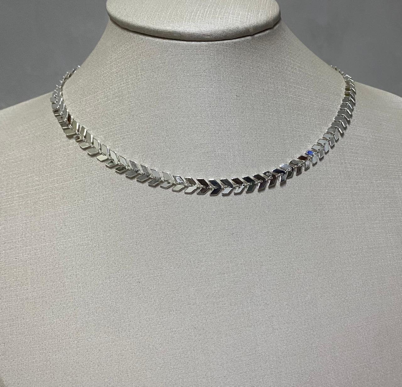 Close-up de choker folheado a ouro 18k no pescoço de uma mulher