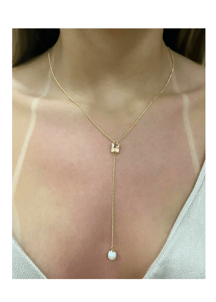 Colar religioso com pedra zircônia em close-up