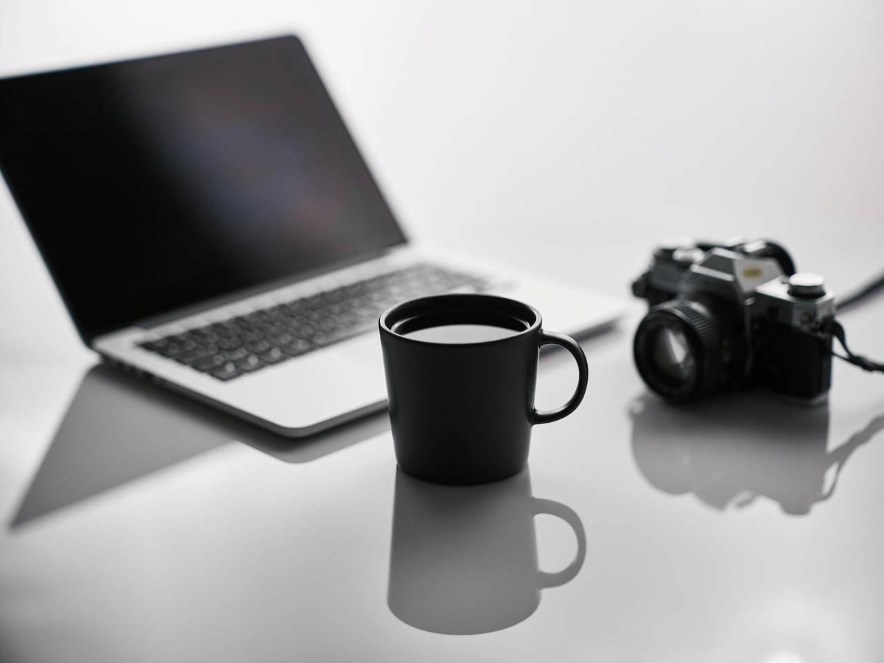 mug, laptop, camera, coffee cup, drink, beverage, coffee, tea, computer, work, photography, technology