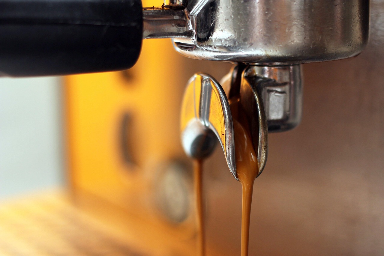 espresso, barista, cappuccino, cafe, bar, detail, closeup, cup, drops, coffee cup, pouring, warm, automat, coffee, brown, drink, latte, dispenser, restaurant, professional, machine, preparing, hot, brown coffee, brown restaurant, brown cafe, brown cup