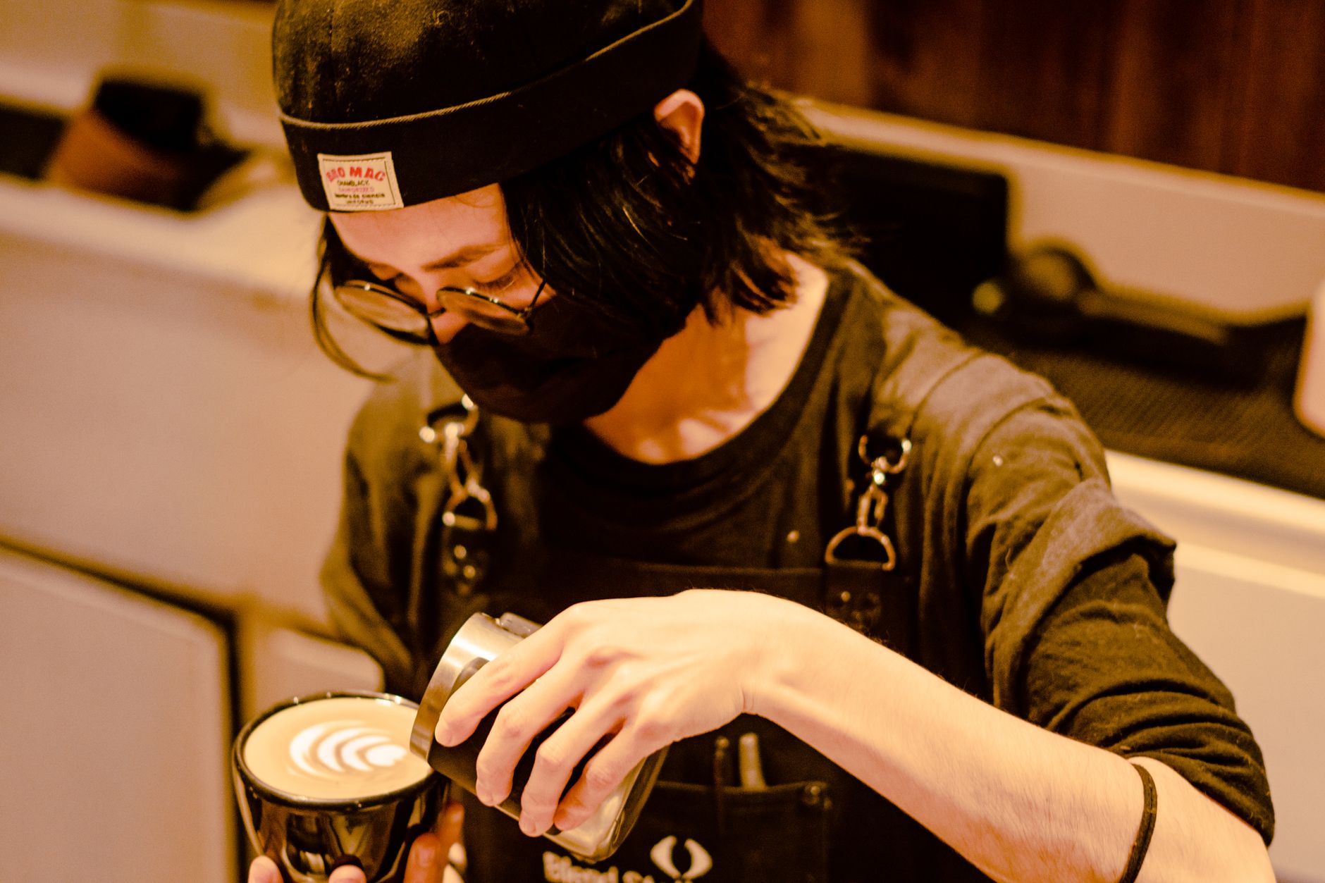 Barista expertly crafting latte art in a trendy Ciudad de México café.