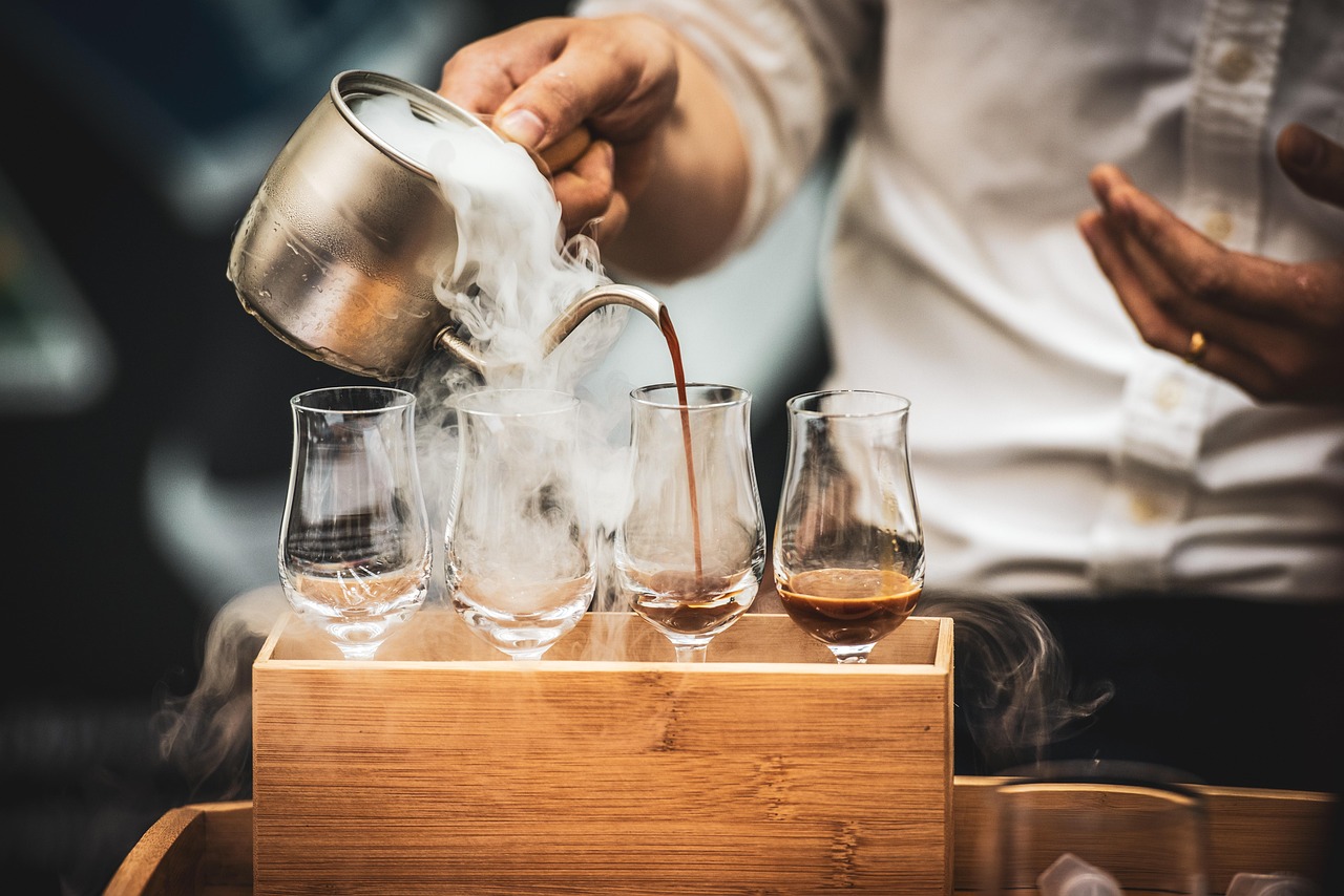 Barista preparando latte em cafeteria moderna em Indianapolis