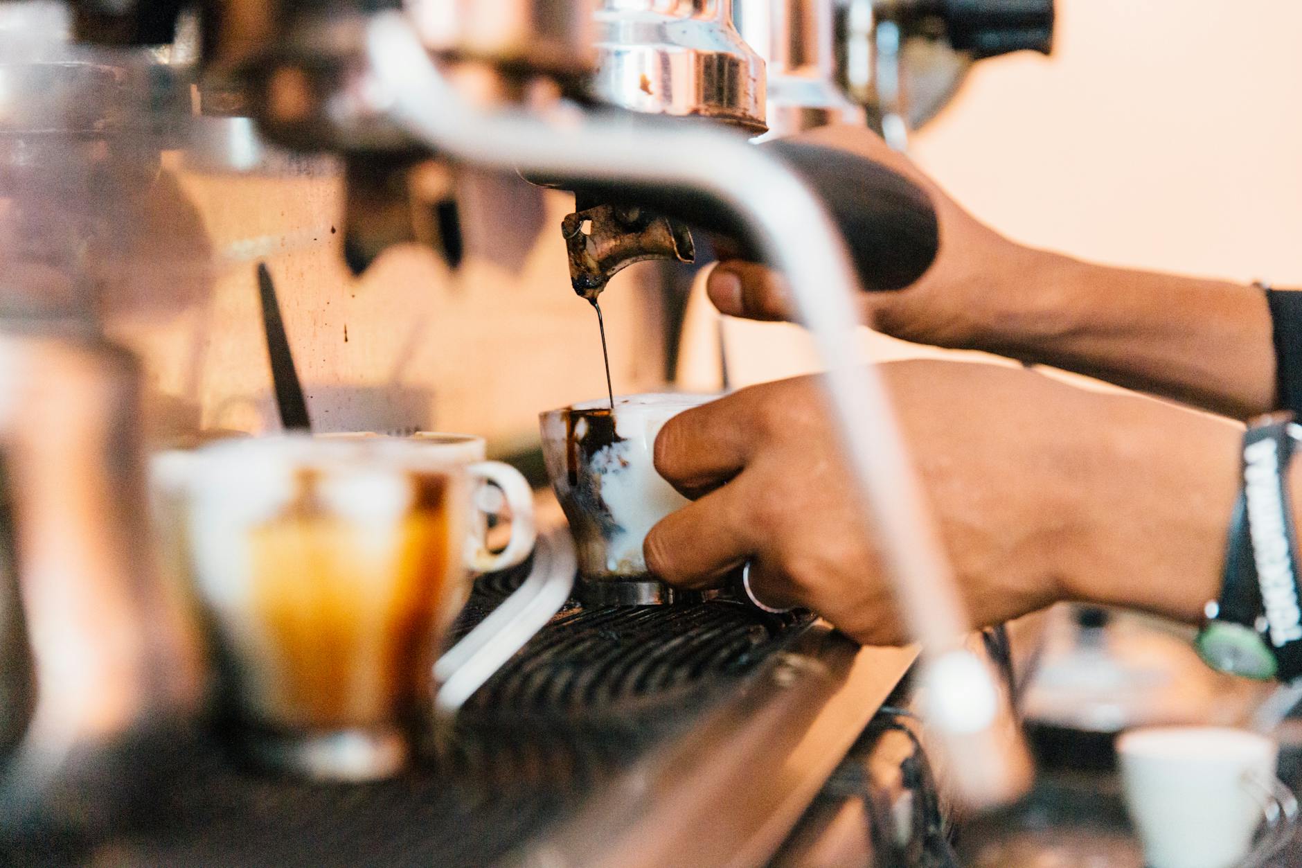 Barista servindo espresso em cafeteria de Jacksonville