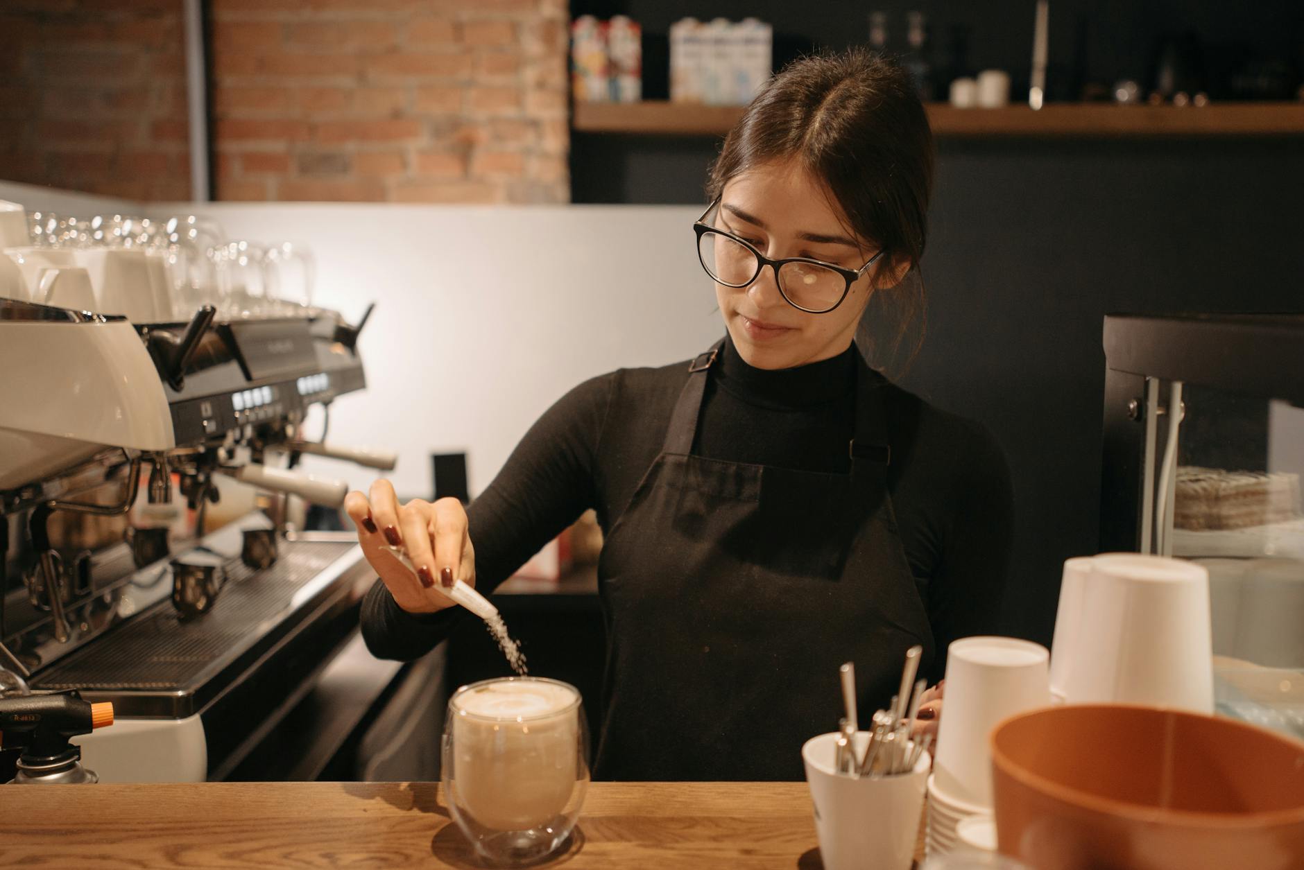 Barista movimentado em café de Washington DC servindo espresso