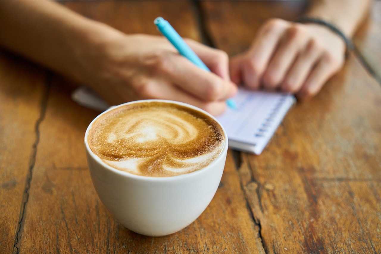 Barista servindo café em cafeteria movimentada em Macon GA