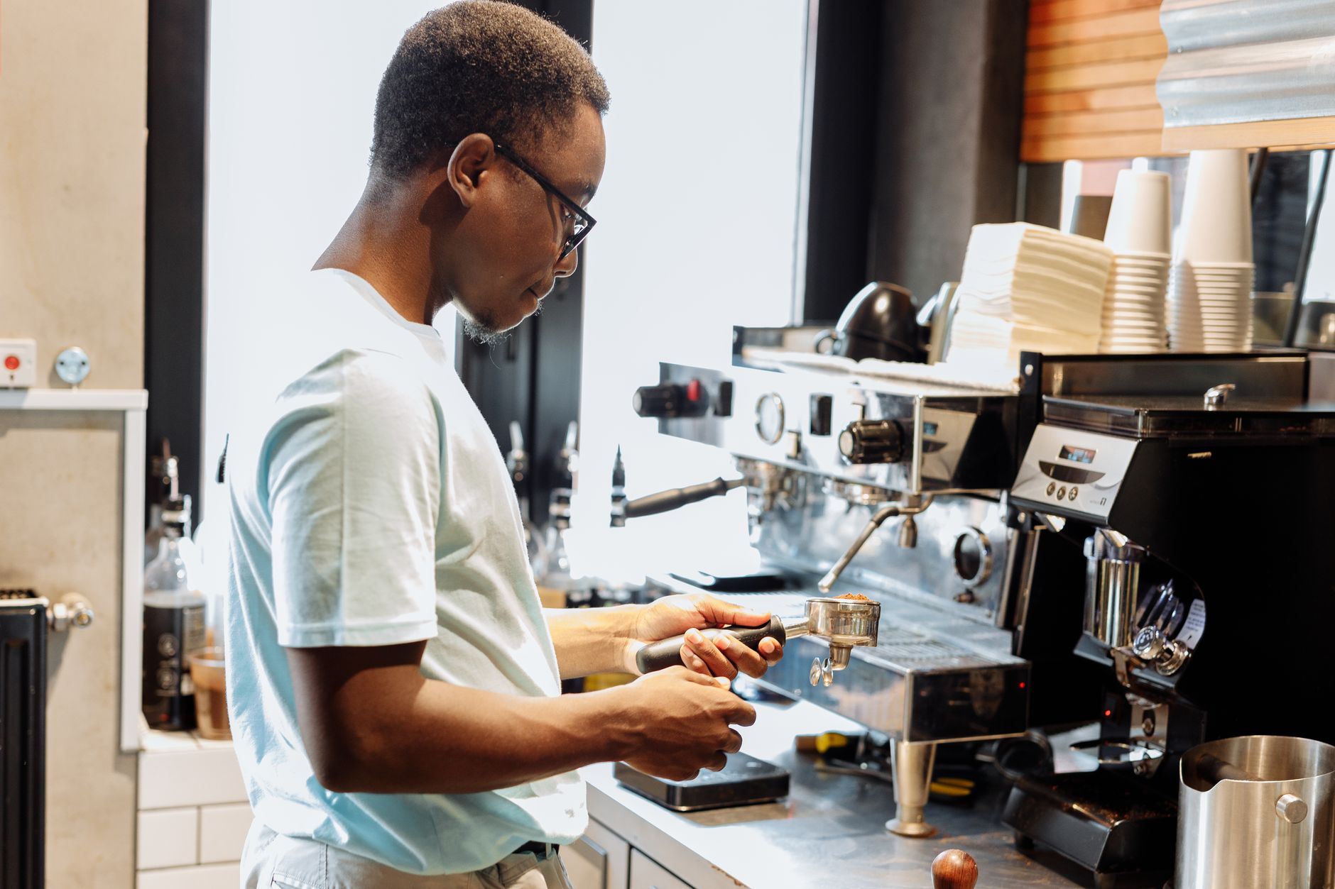 Barista recebendo treinamento em cafeteria de Indianápolis
