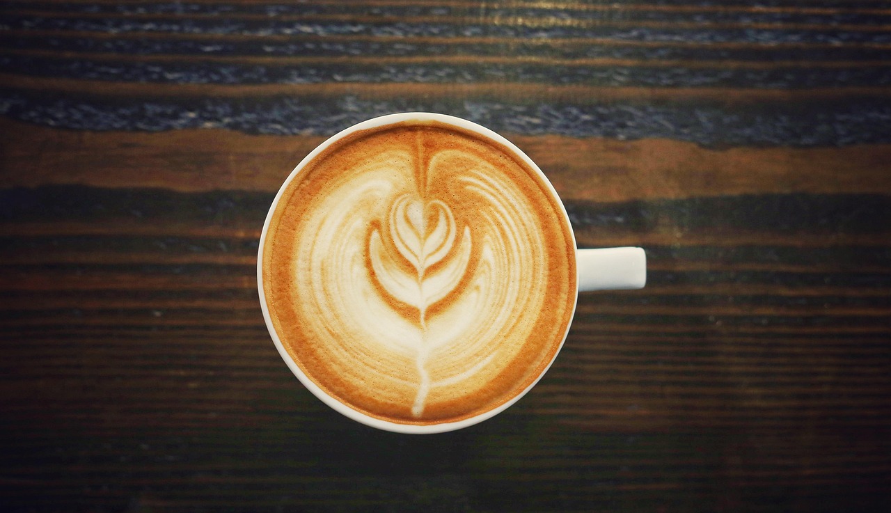 Barista servindo café orgânico em cafeteria moderna