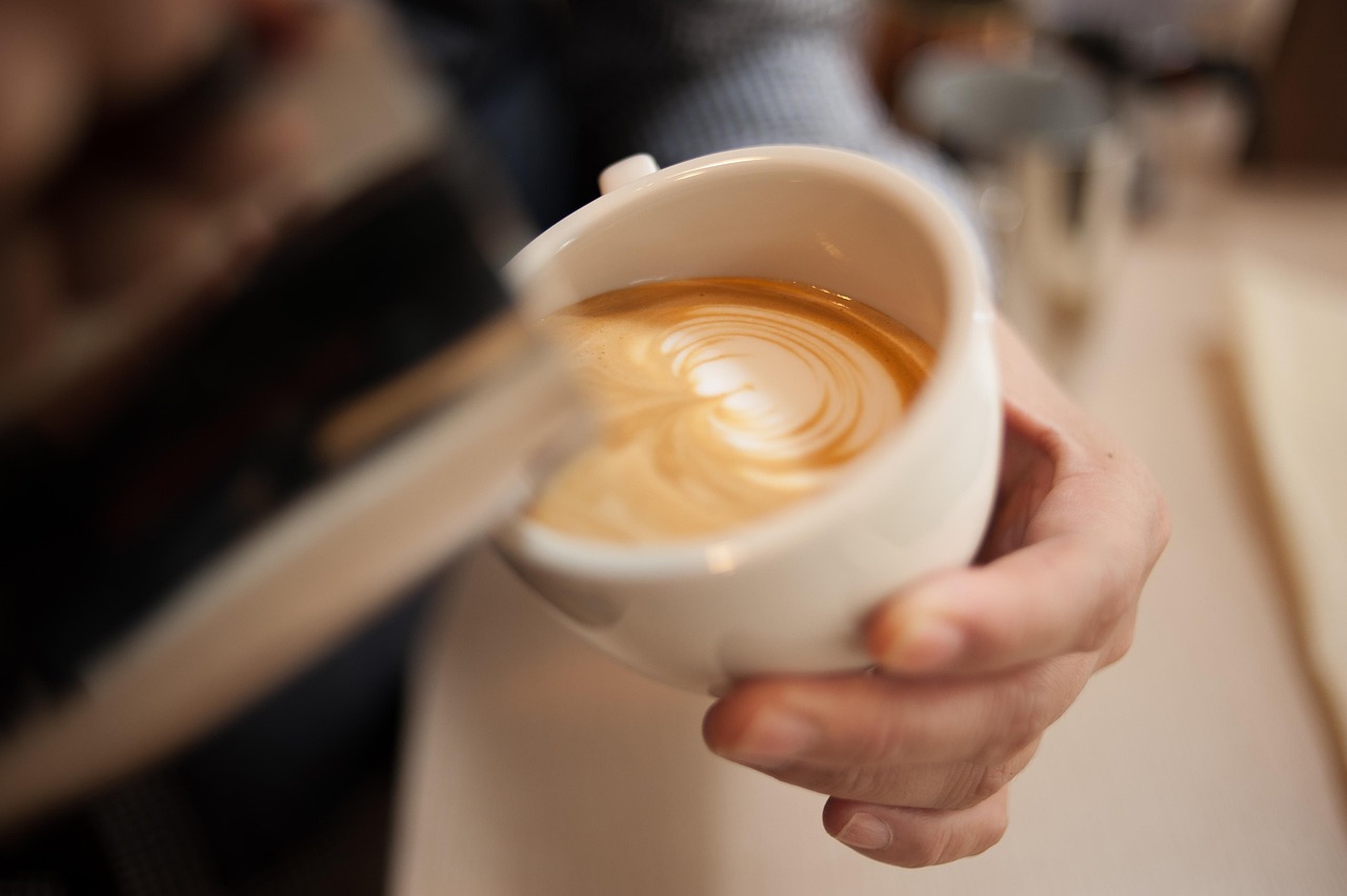 Barista servindo latte em cafeteria movimentada de Phoenix