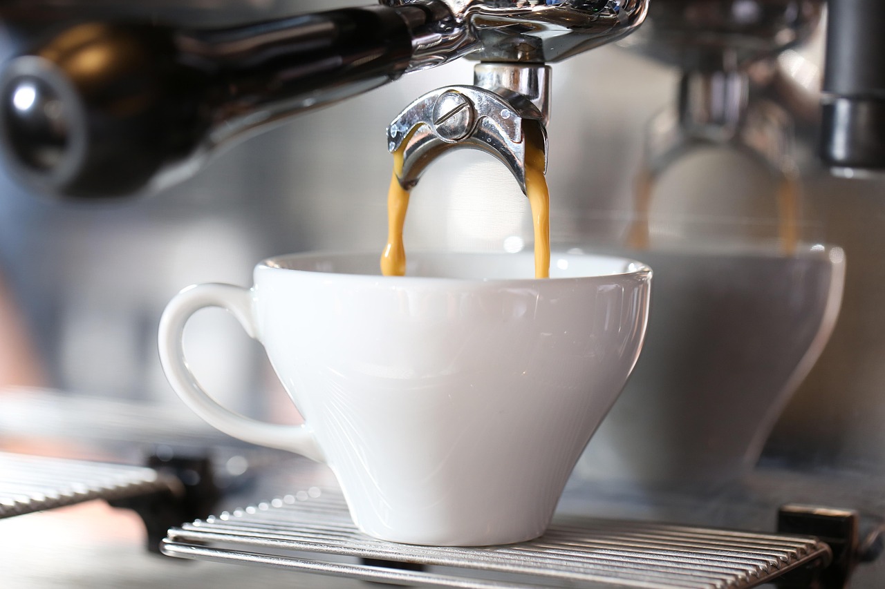Barista movimentado em café de Washington DC servindo espresso