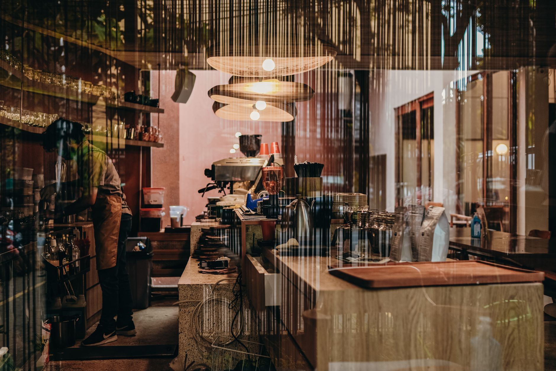 Máquina de café comercial em restaurante movimentado em Chesapeake