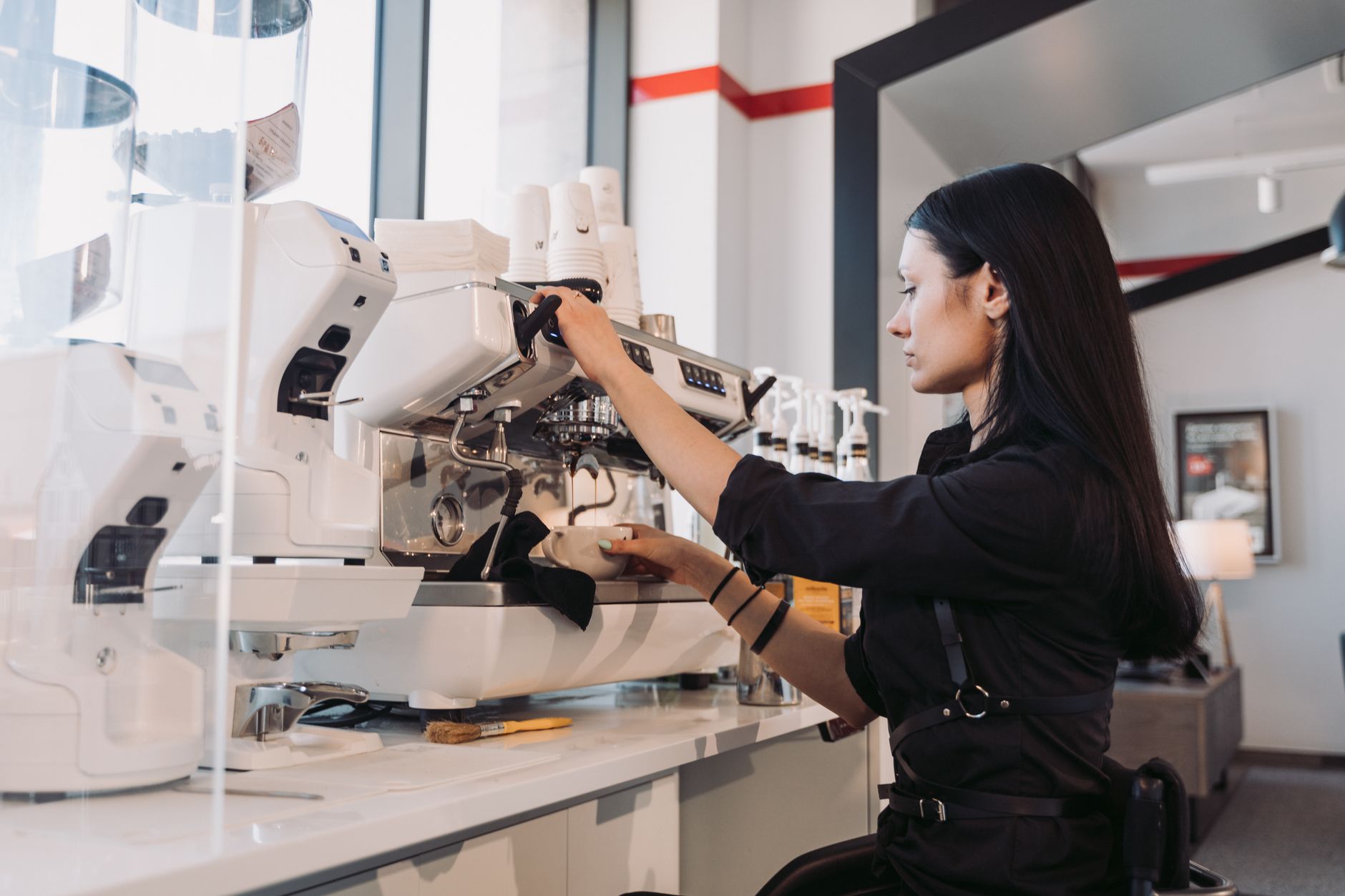 Máquina de café em escritório moderno em Durham