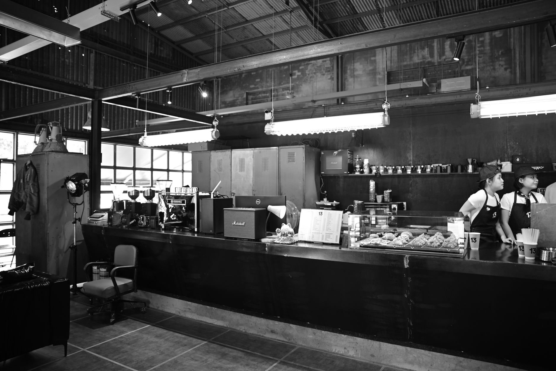 Estação de café moderna em escritório de Raleigh