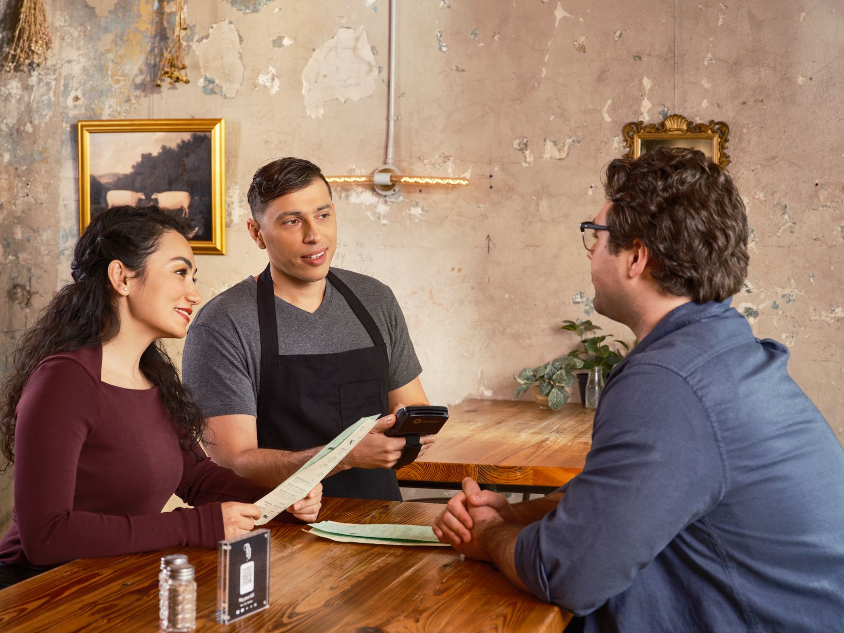 Servidor de restaurante movimentado em Charlotte NC servindo espresso