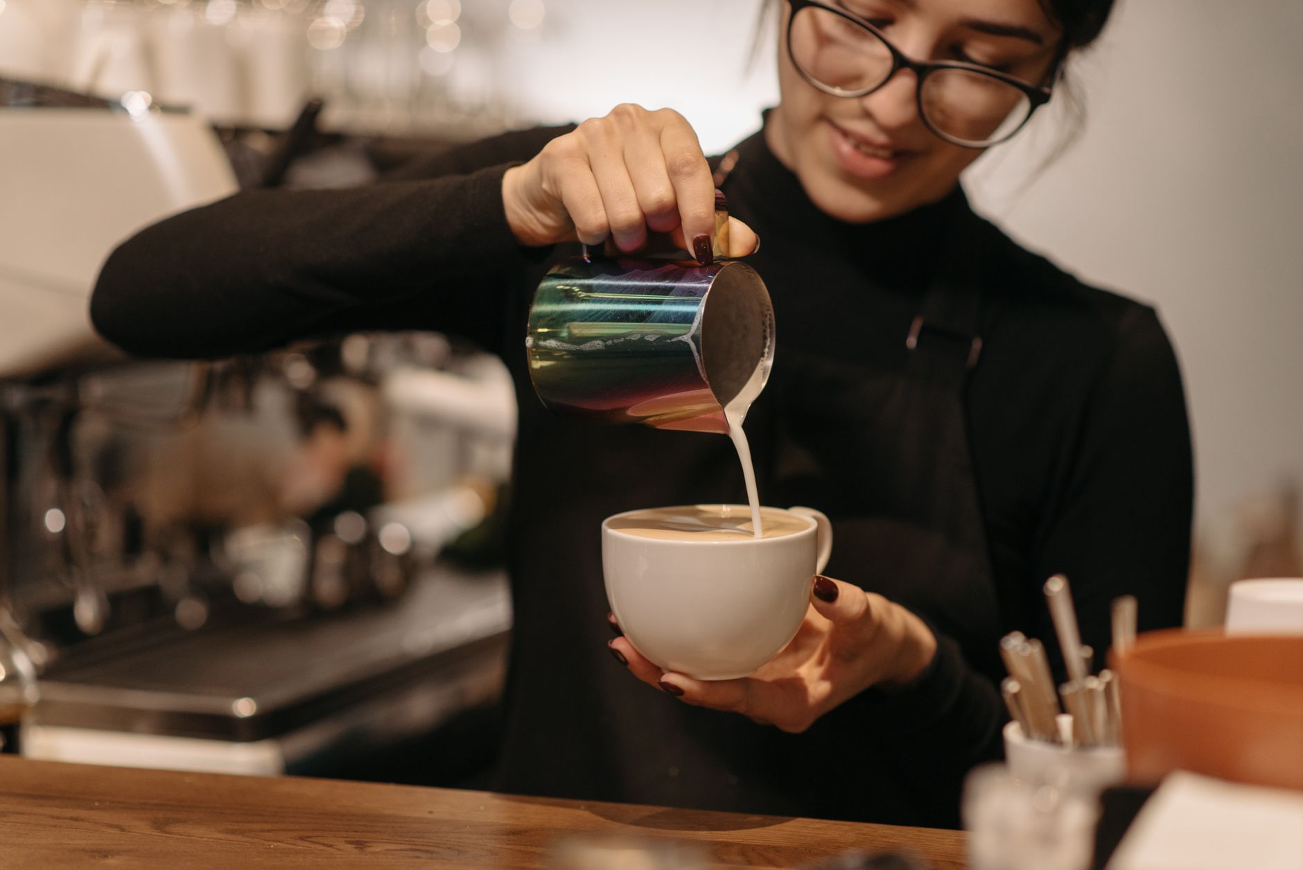 Barista criando arte em latte em cafeteria movimentada em Atlanta