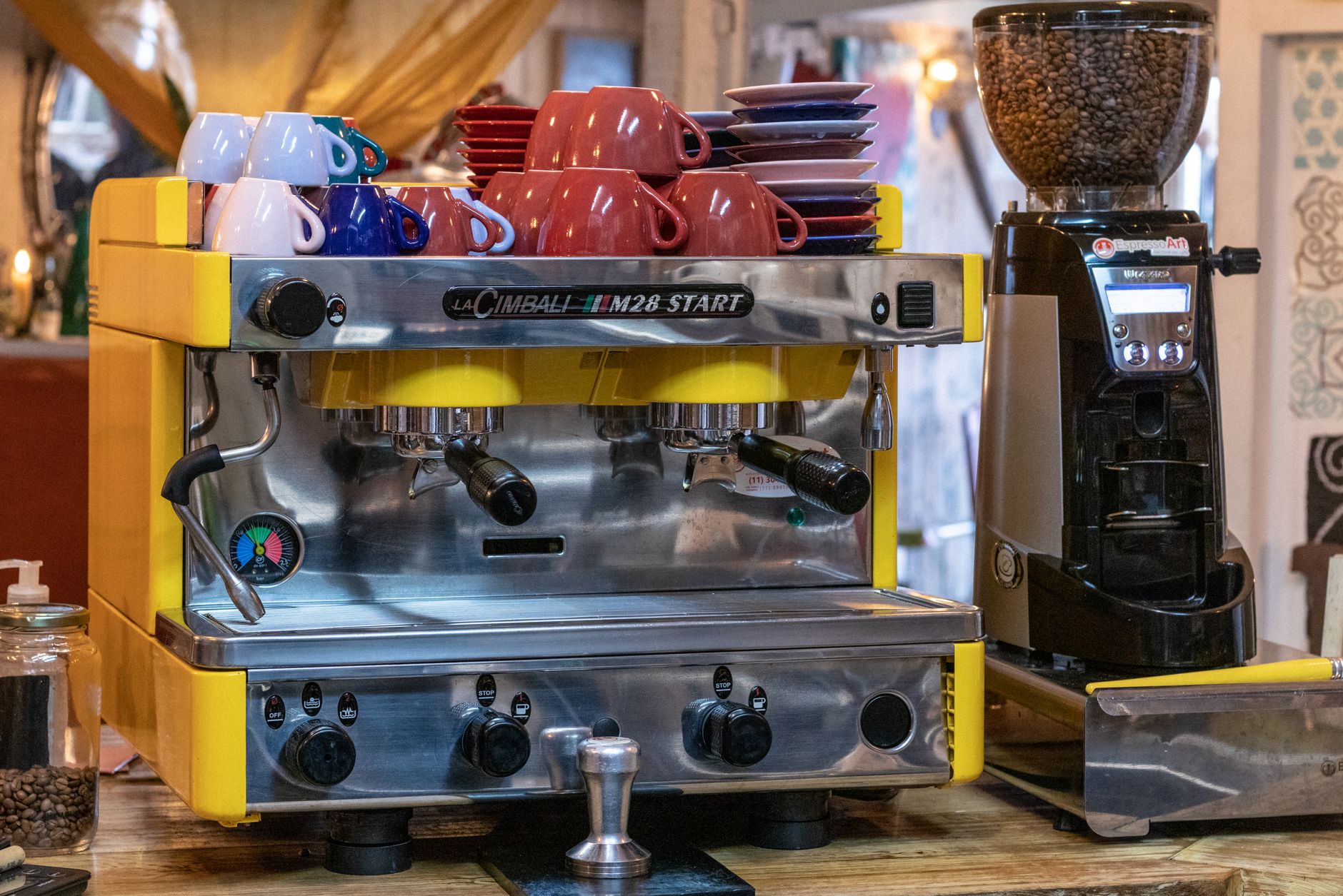 Estação de café moderna em escritório em Norfolk, VA